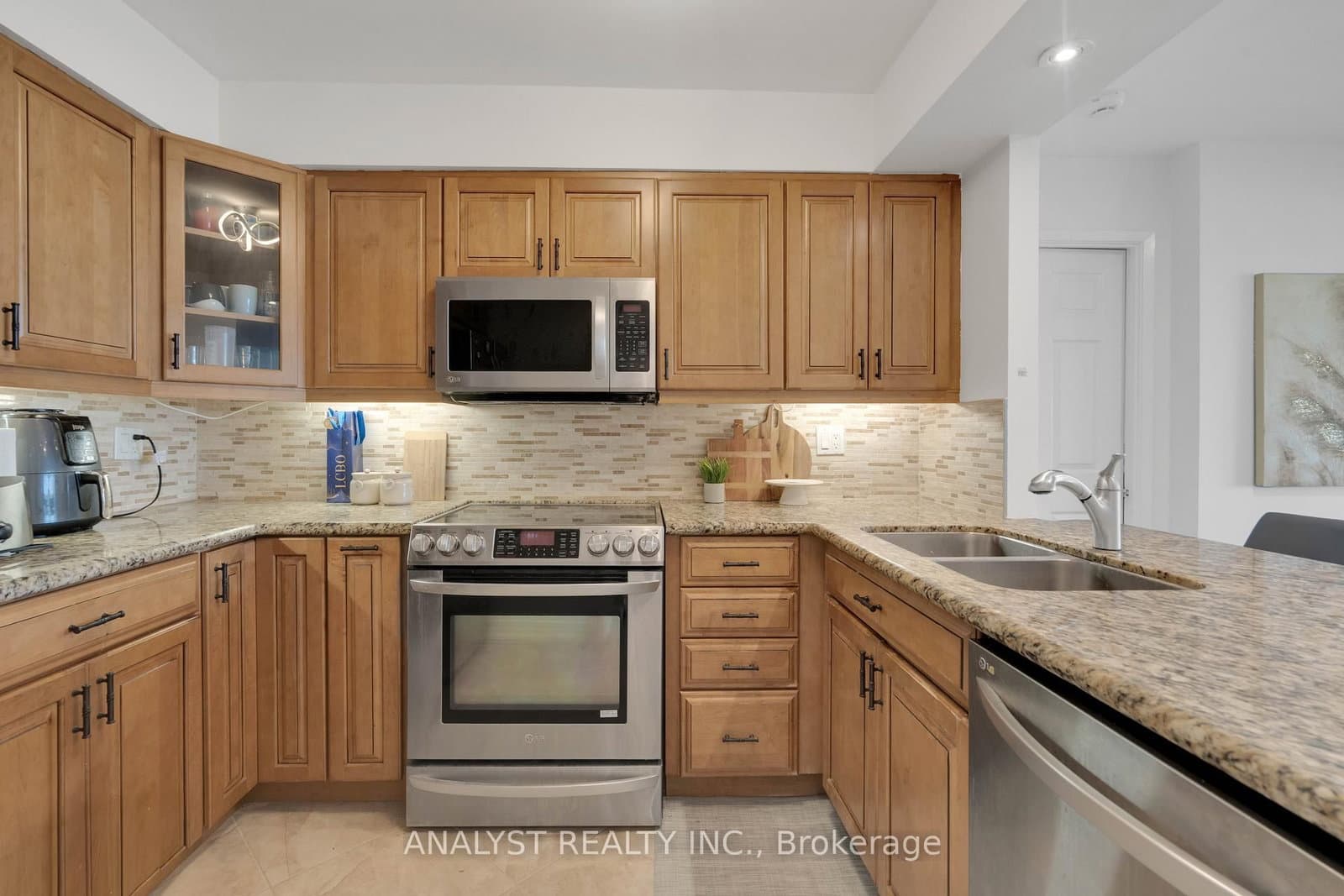 50 Eglinton Avenue W, Unit 909 thumbnail 13