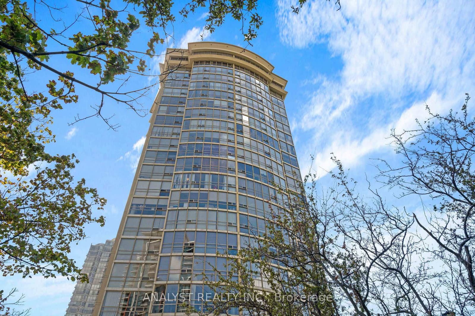 50 Eglinton Avenue W, Unit 909 thumbnail 2
