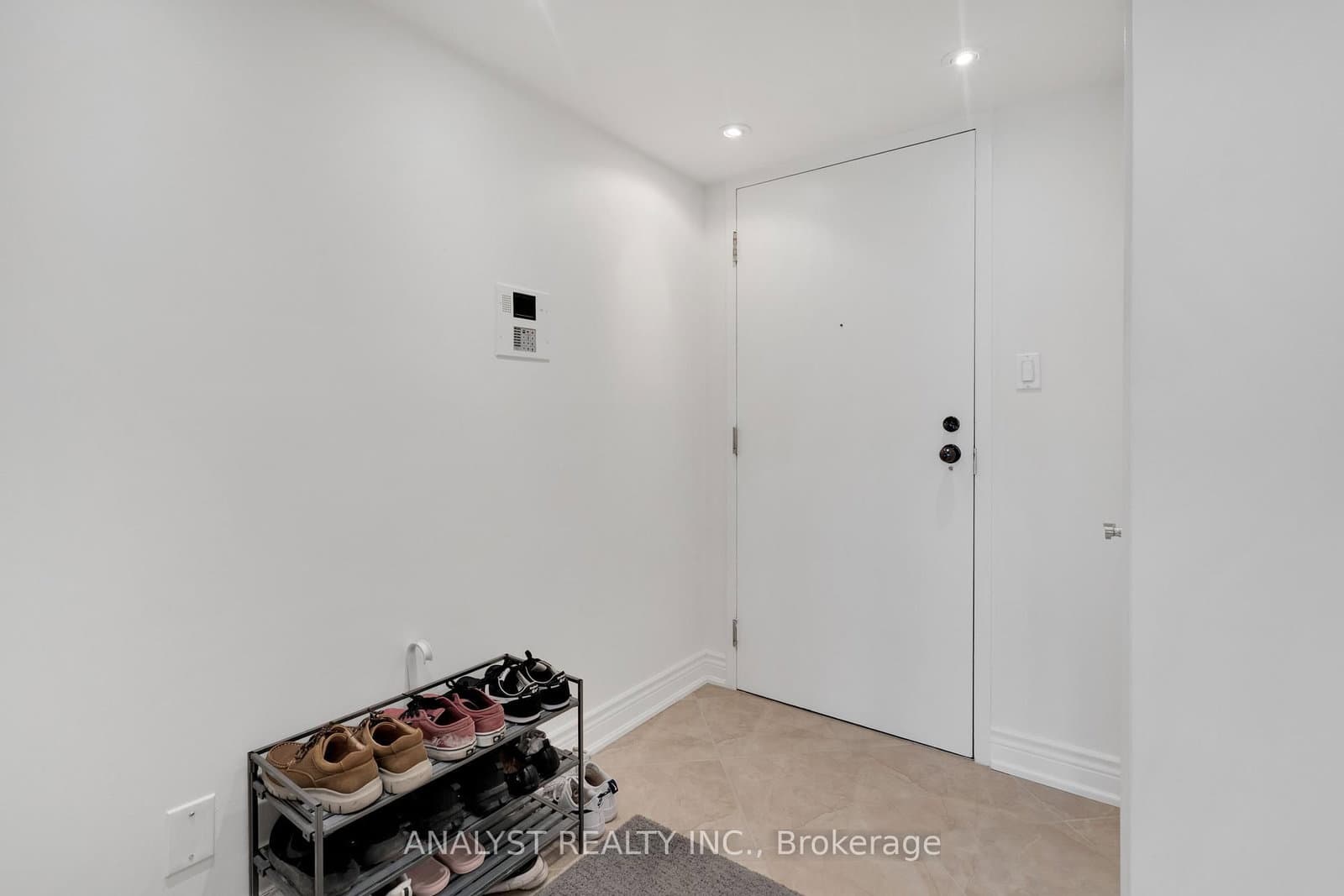 50 Eglinton Avenue W, Unit 909 thumbnail 5