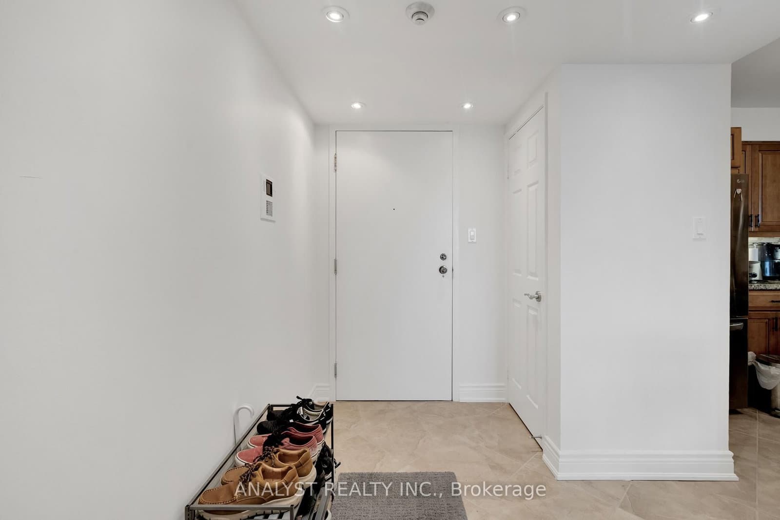 50 Eglinton Avenue W, Unit 909 thumbnail 6