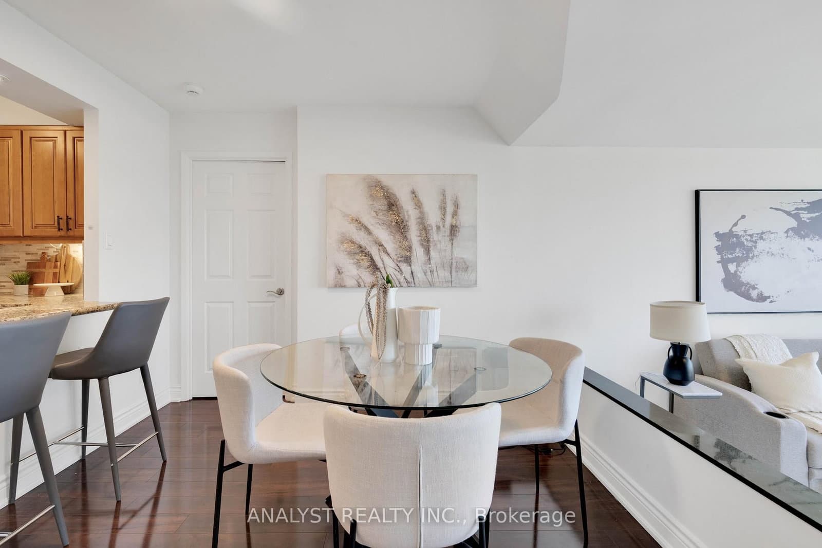 50 Eglinton Avenue W, Unit 909 thumbnail 8