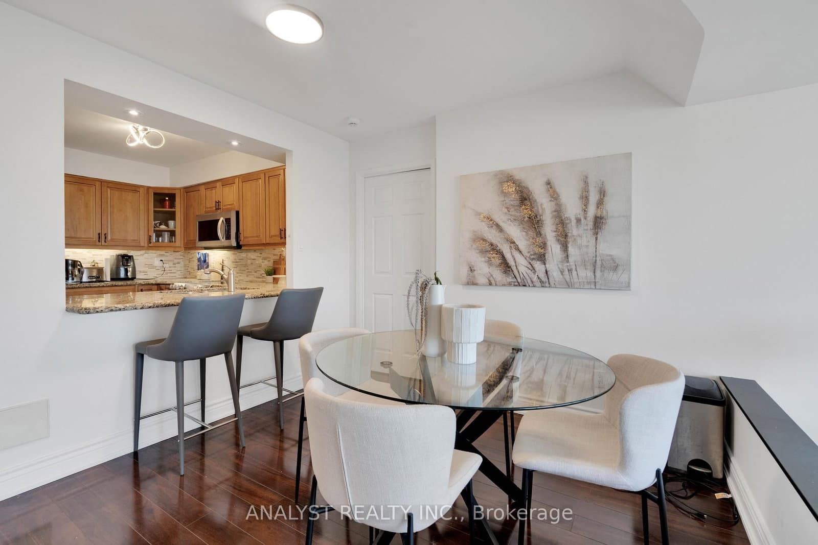50 Eglinton Avenue W, Unit 909 thumbnail 9