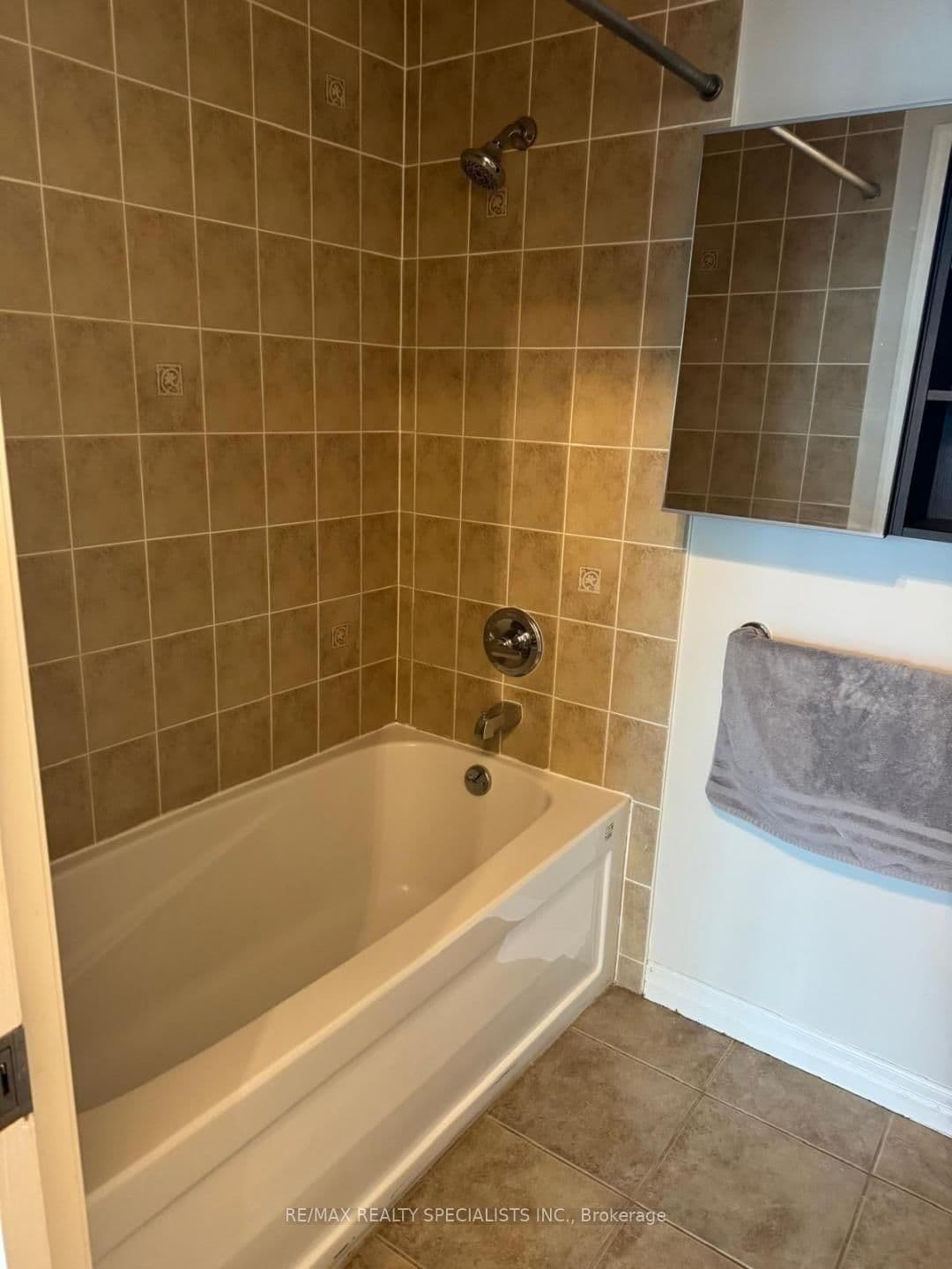 3939 Duke Of York Boulevard W, Unit 2401 thumbnail 21