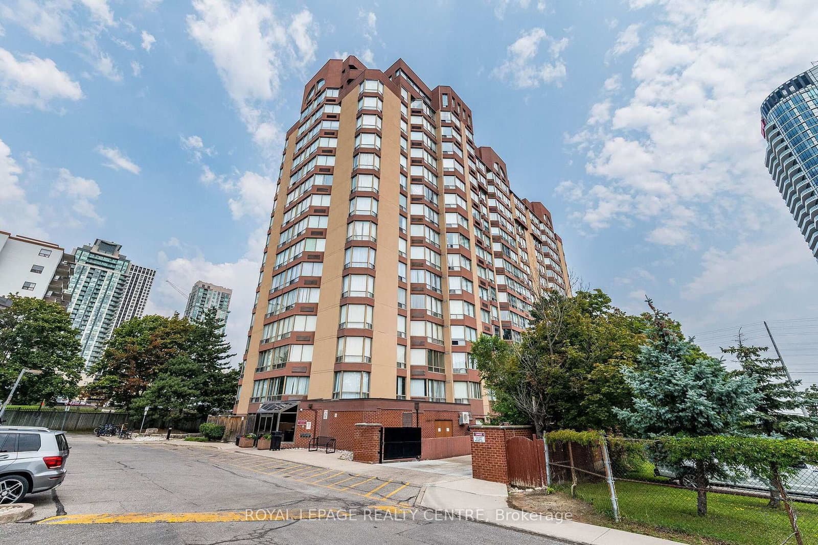 #807 - 25 Fairview Road W