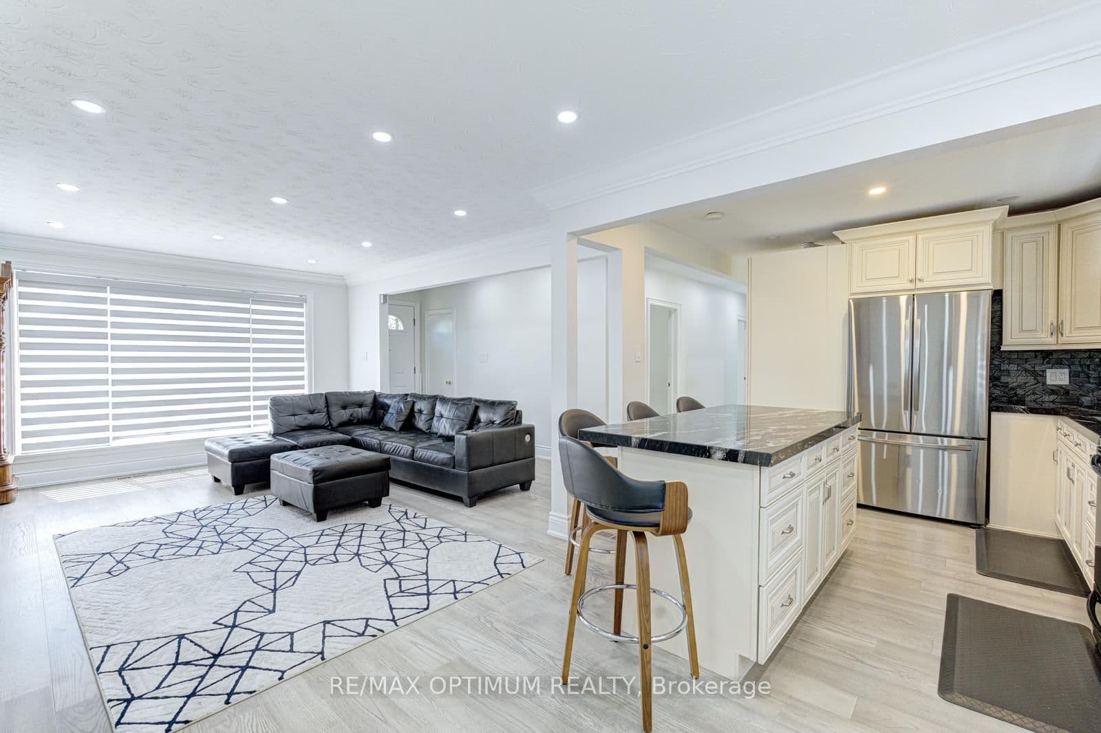 1747 Coram Crescent thumbnail 11