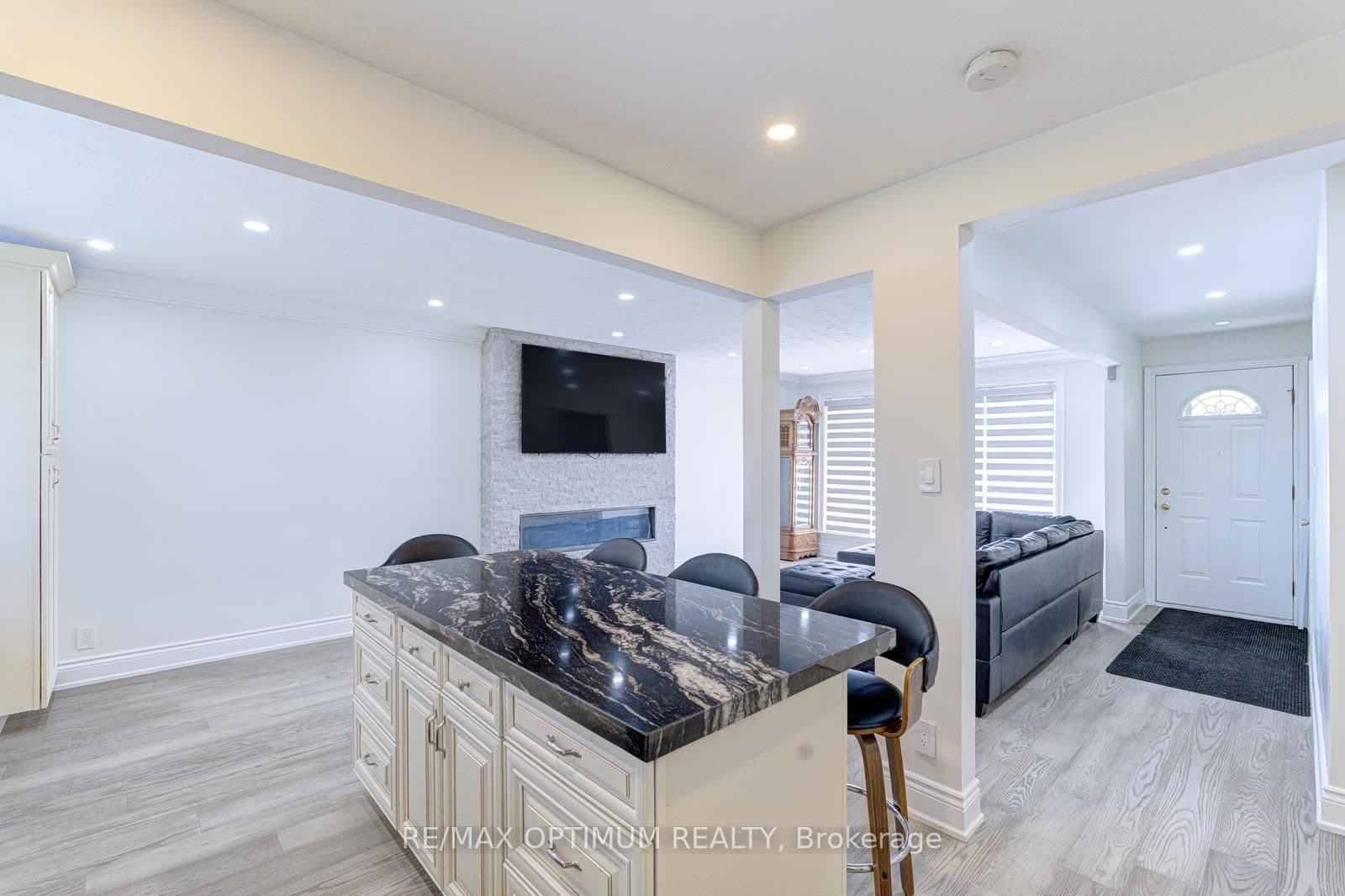 1747 Coram Crescent thumbnail 15
