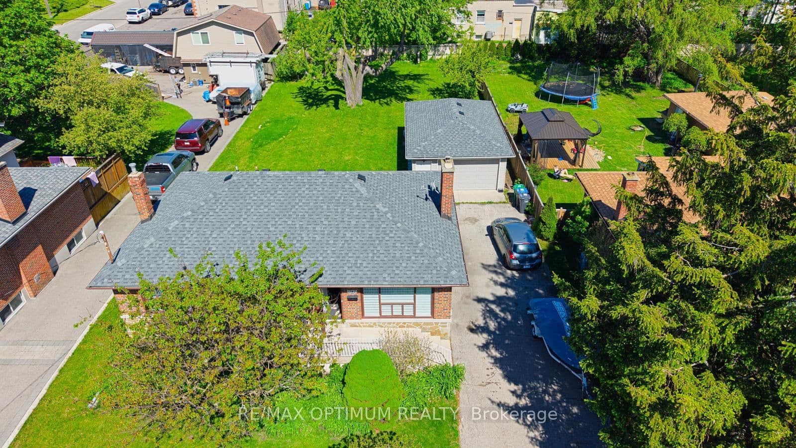 1747 Coram Crescent thumbnail 2