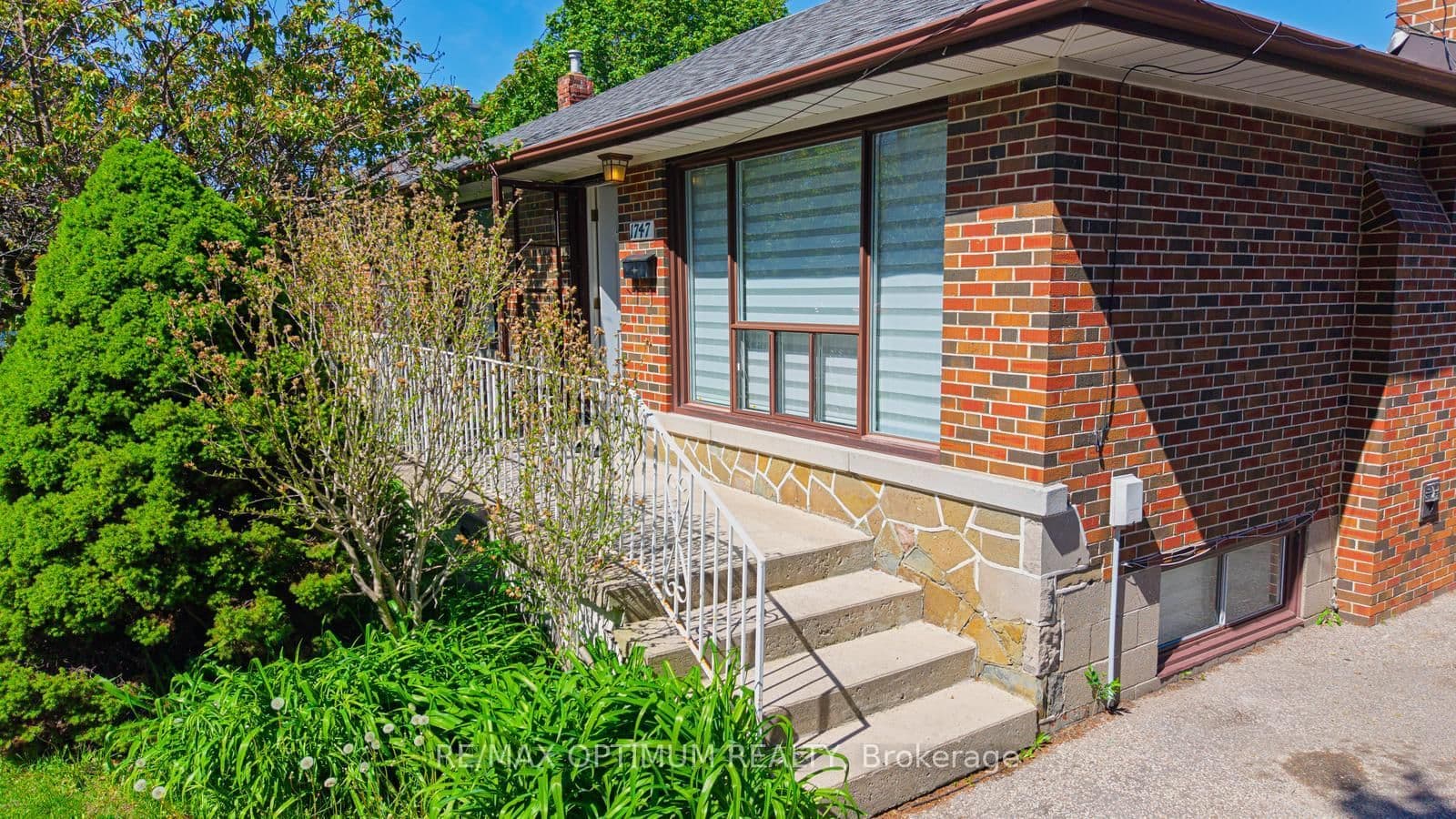1747 Coram Crescent thumbnail 3