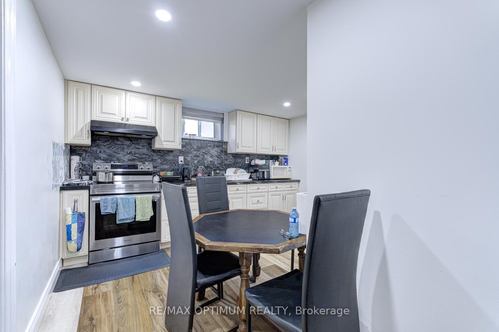 1747 Coram Crescent thumbnail 33