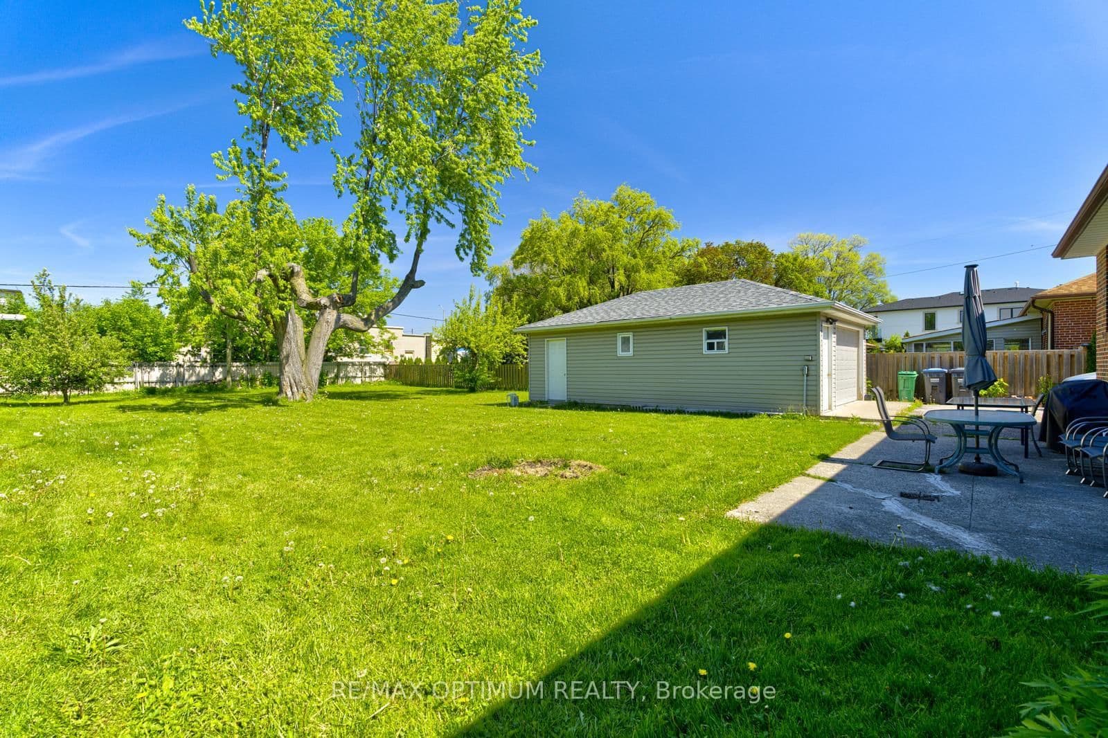 1747 Coram Crescent thumbnail 38