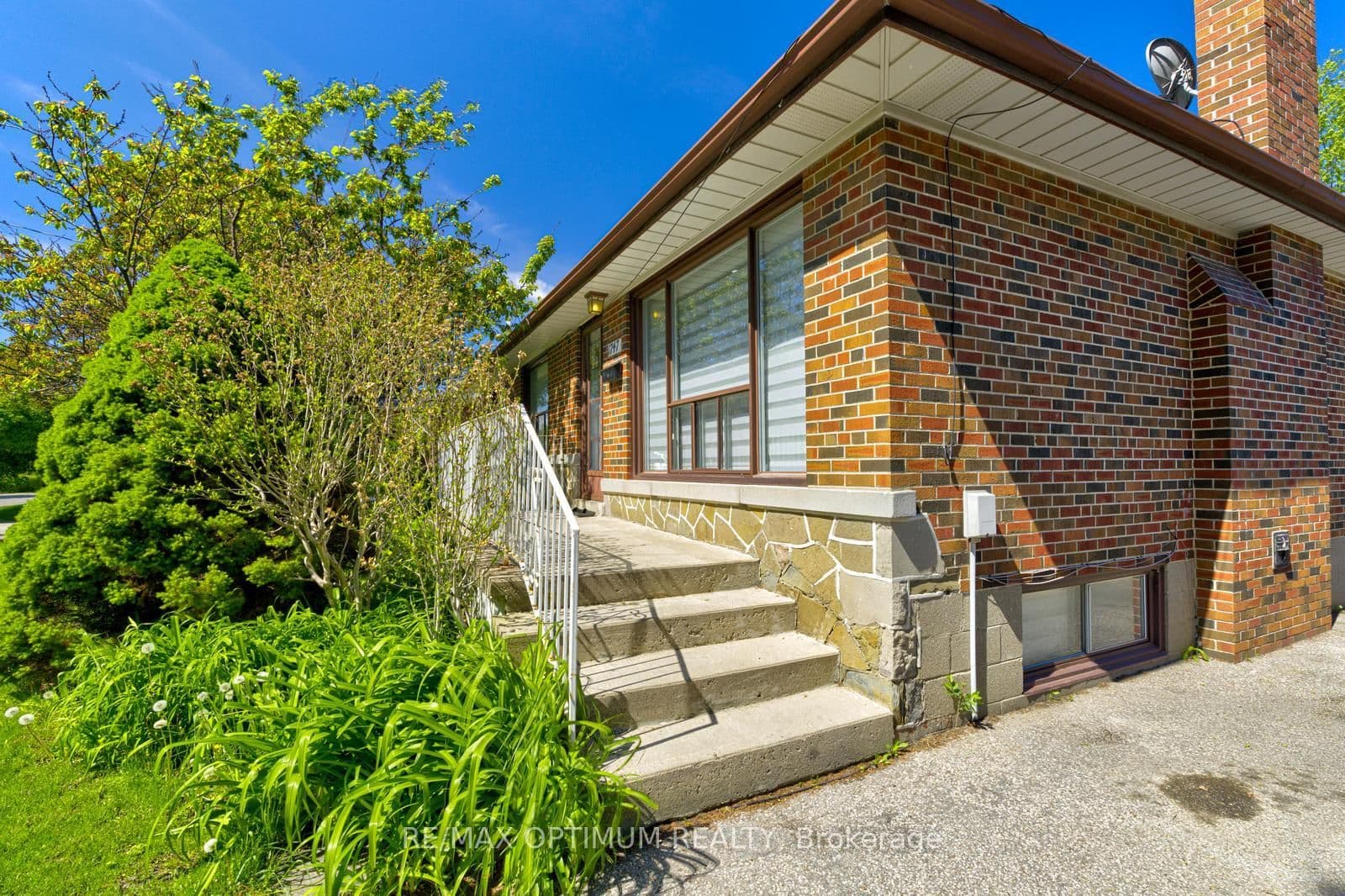 1747 Coram Crescent thumbnail 4