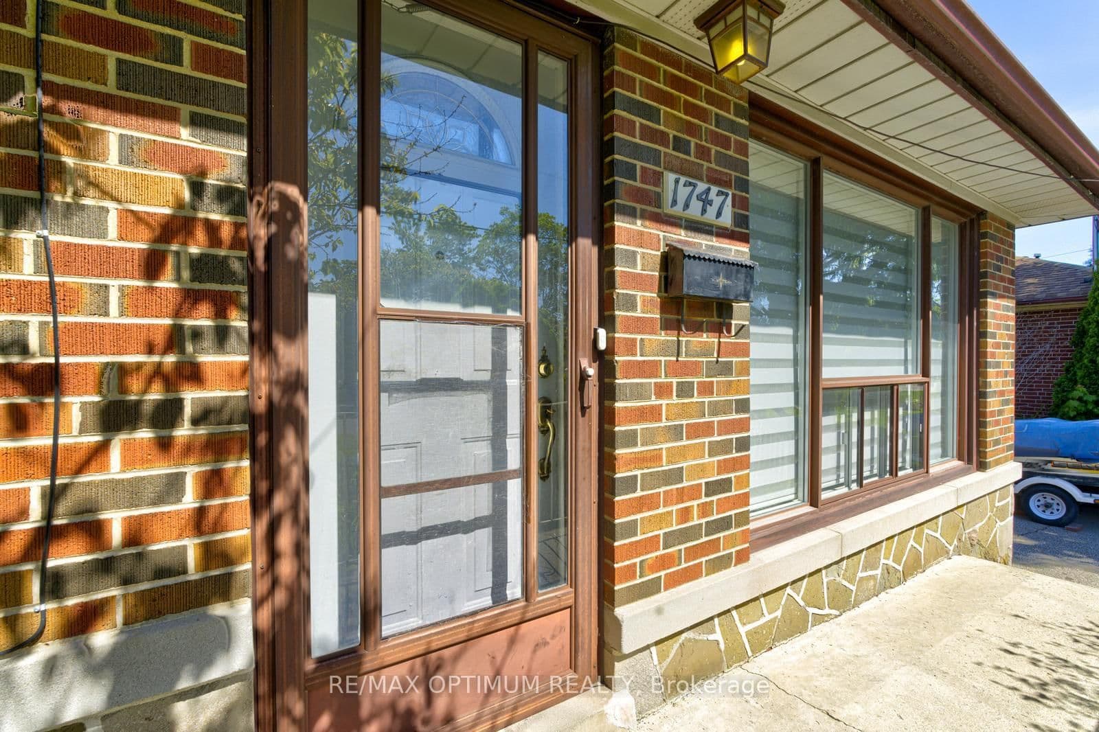 1747 Coram Crescent thumbnail 5