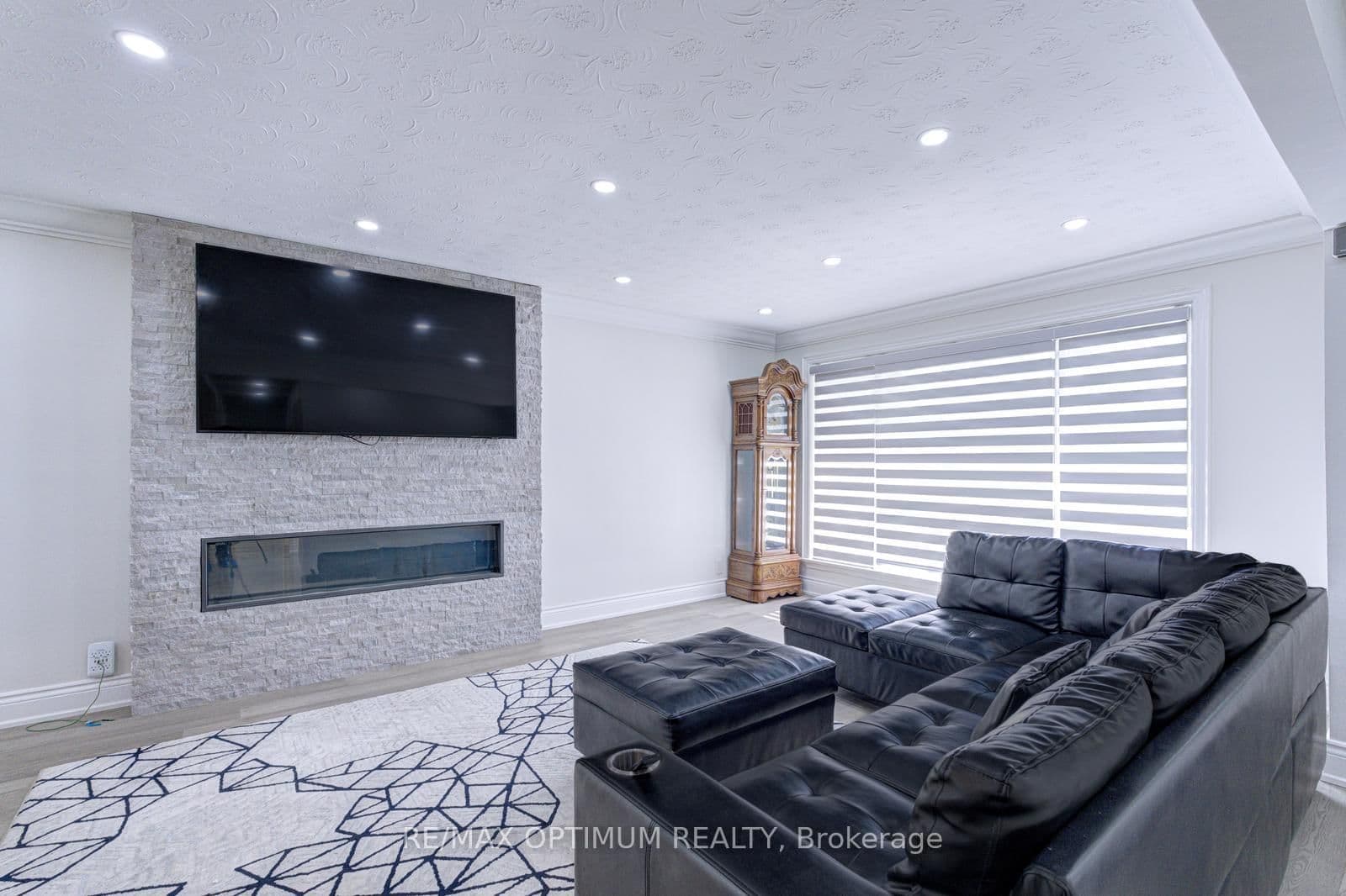 1747 Coram Crescent thumbnail 7