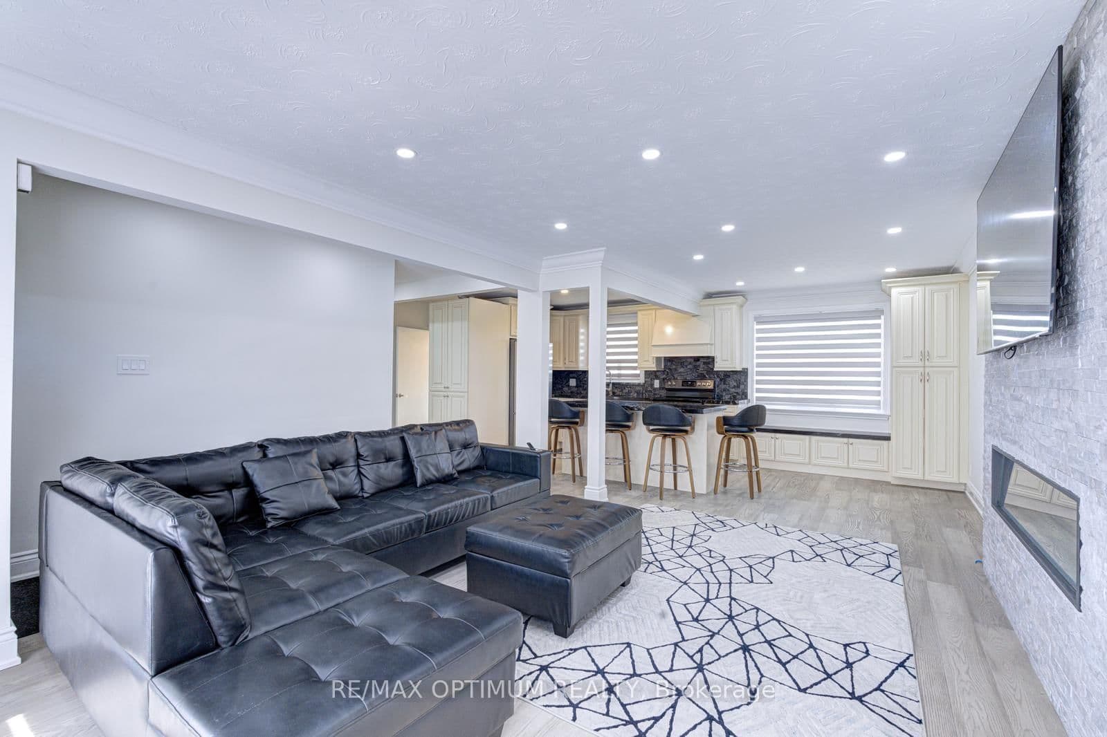 1747 Coram Crescent thumbnail 8