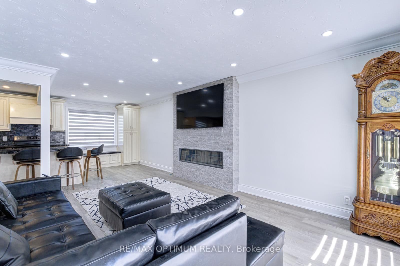 1747 Coram Crescent thumbnail 9
