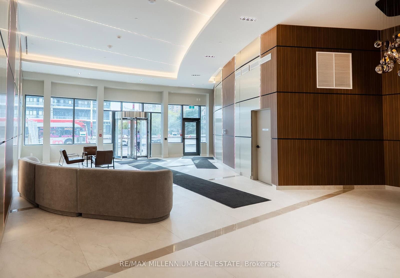5105 Hurontario Street, Unit PH6 thumbnail 3