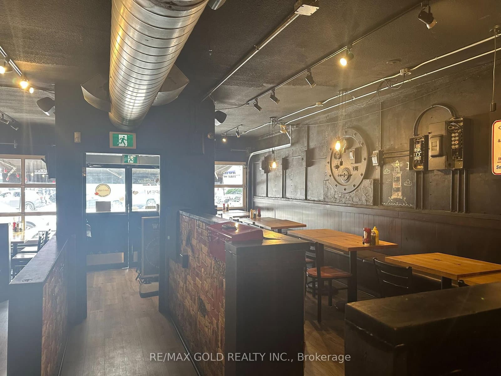 104 Lakeshore Road E thumbnail 3