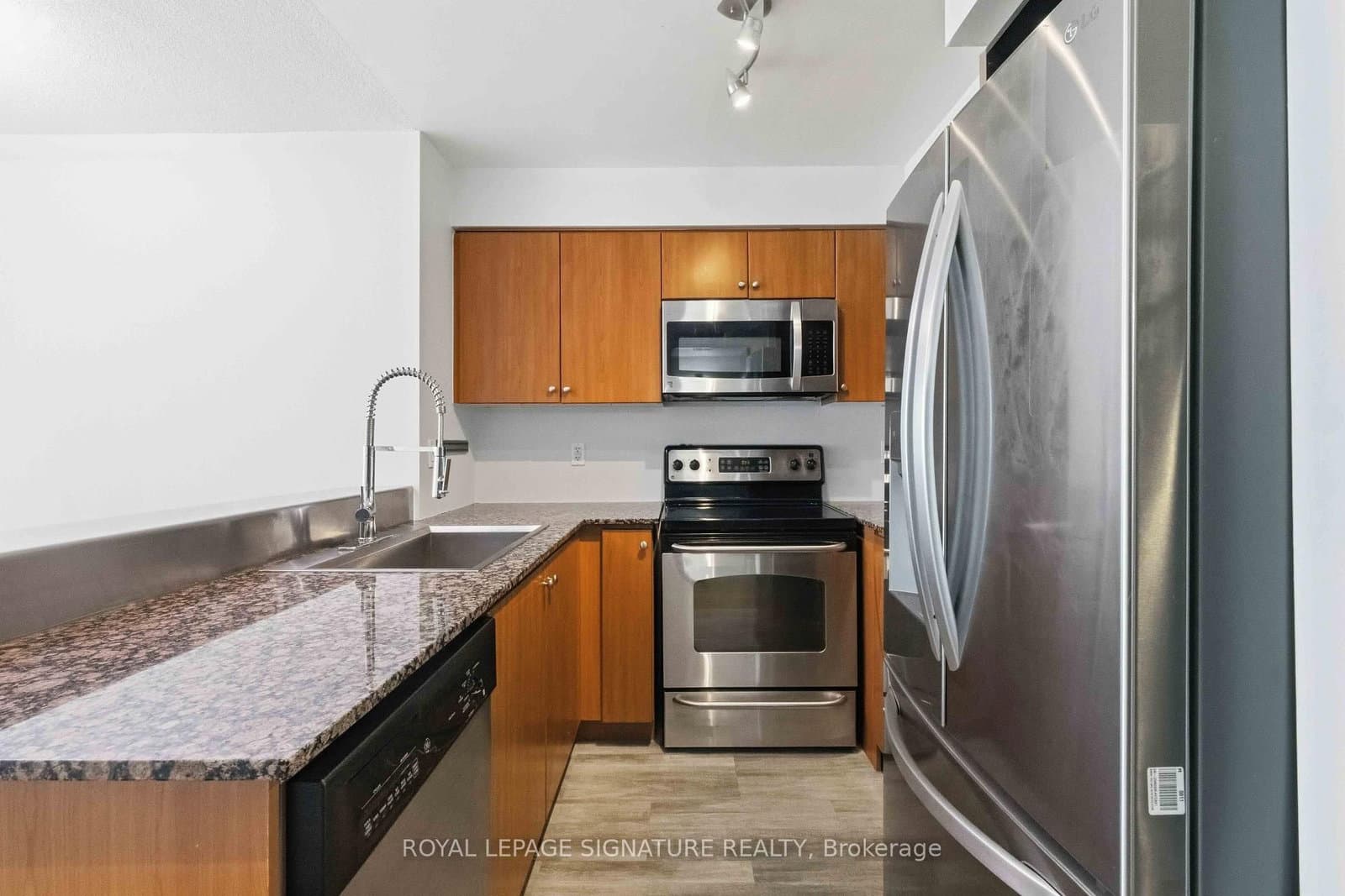 185 Legion Road N, Unit 1812 thumbnail 7