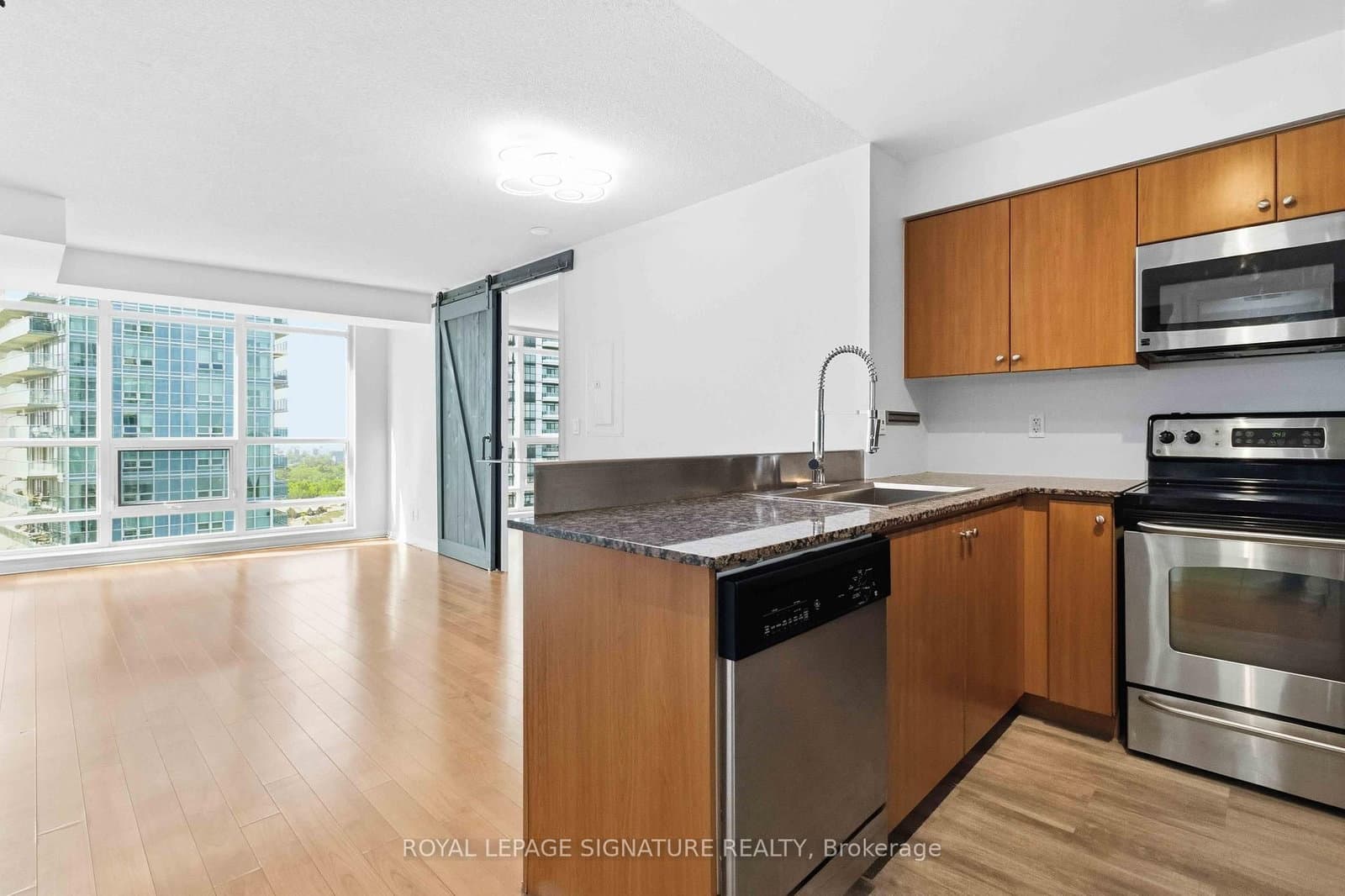 185 Legion Road N, Unit 1812 thumbnail 8