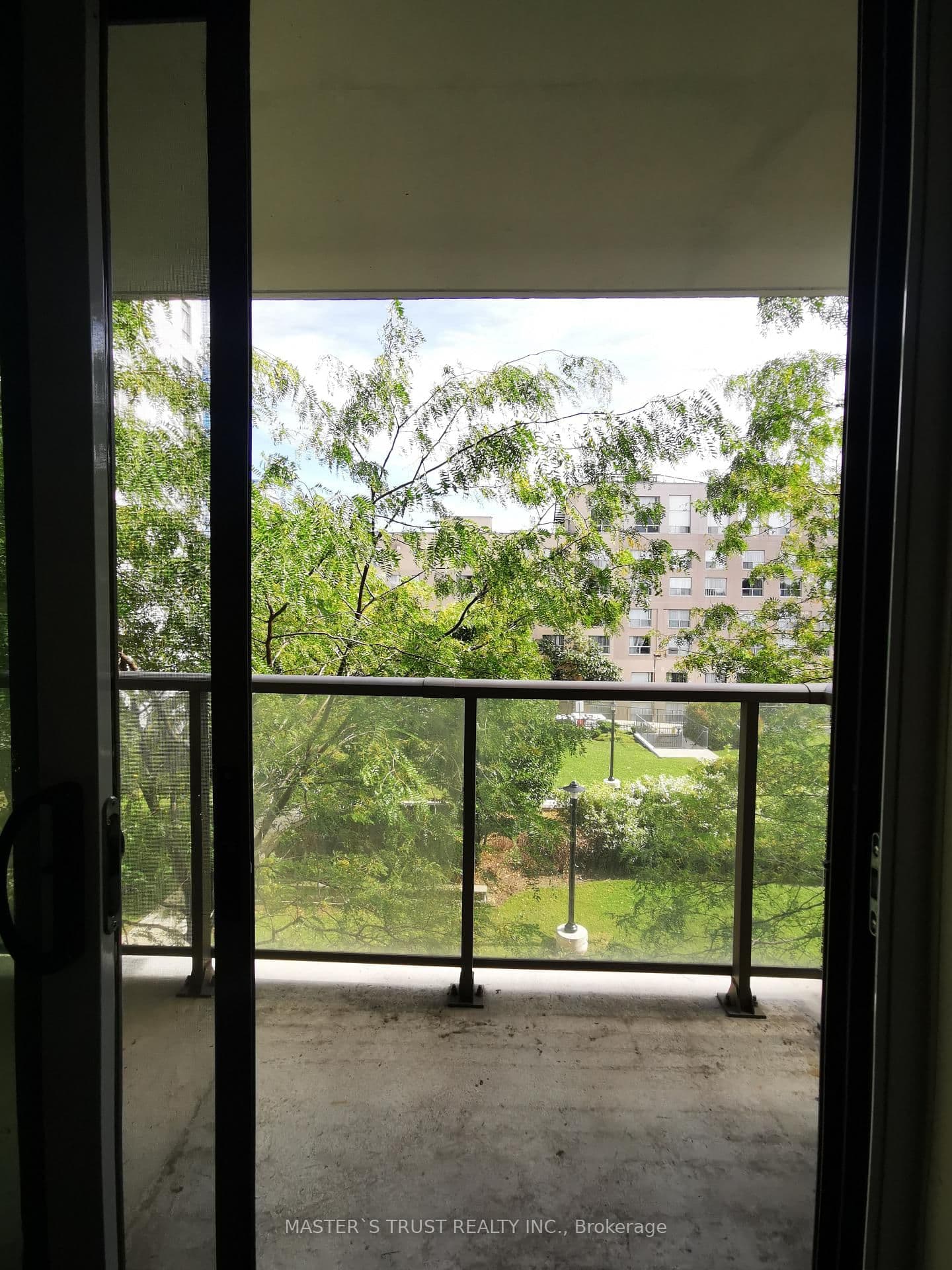 812 Lansdowne Avenue, Unit 302 thumbnail 12