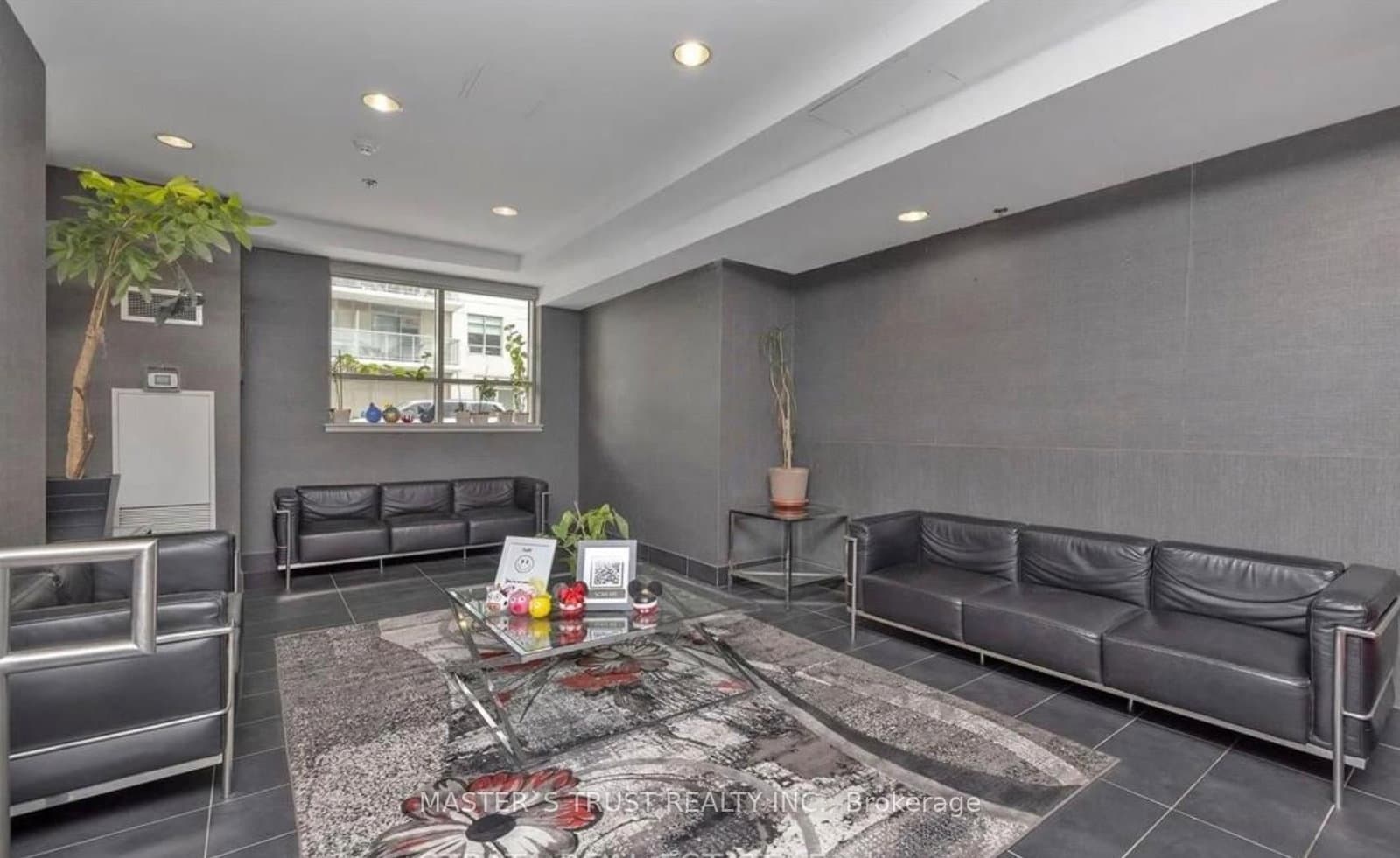 812 Lansdowne Avenue, Unit 302 thumbnail 2