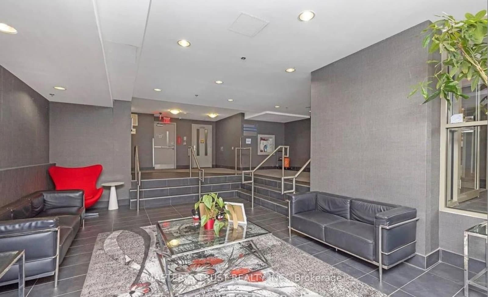812 Lansdowne Avenue, Unit 302 thumbnail 3