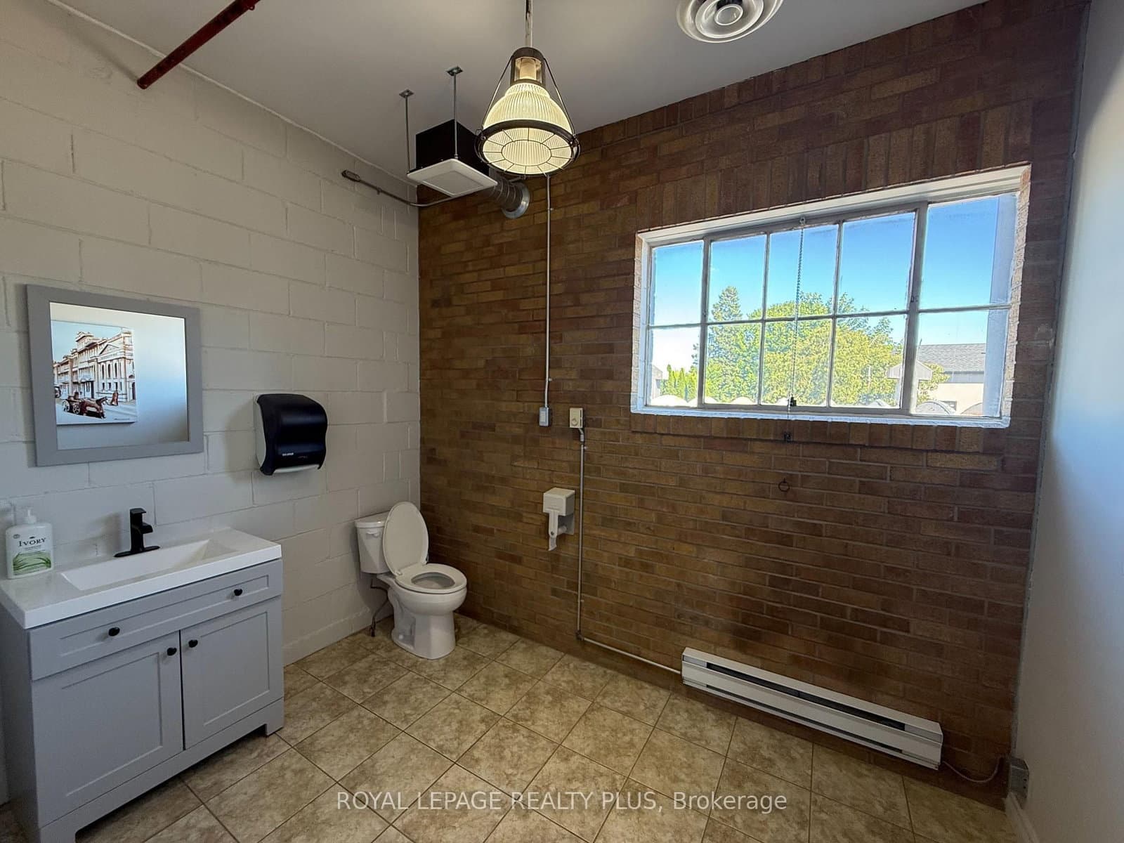 1099 Edgeleigh Avenue, Unit 2 thumbnail 14