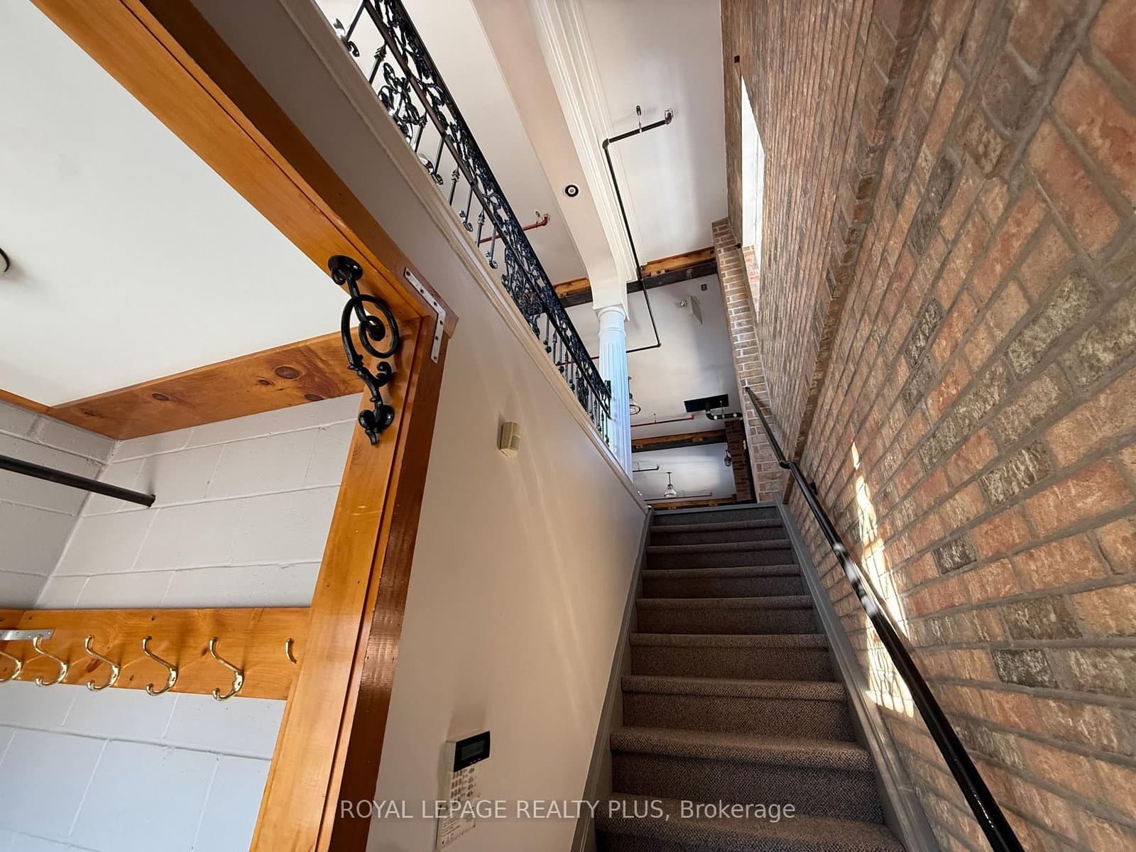 1099 Edgeleigh Avenue, Unit 2 thumbnail 19