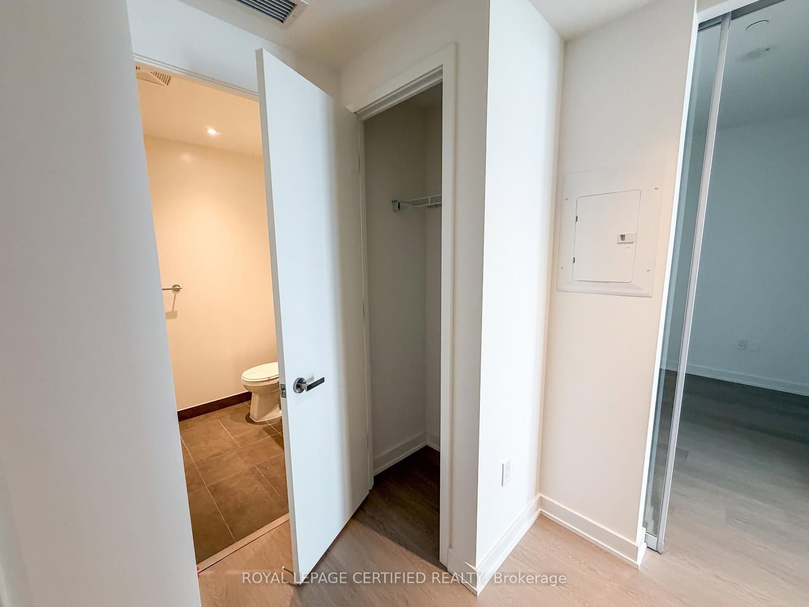 448 Burnhamthorpe Rd W, Unit 6407 thumbnail 3