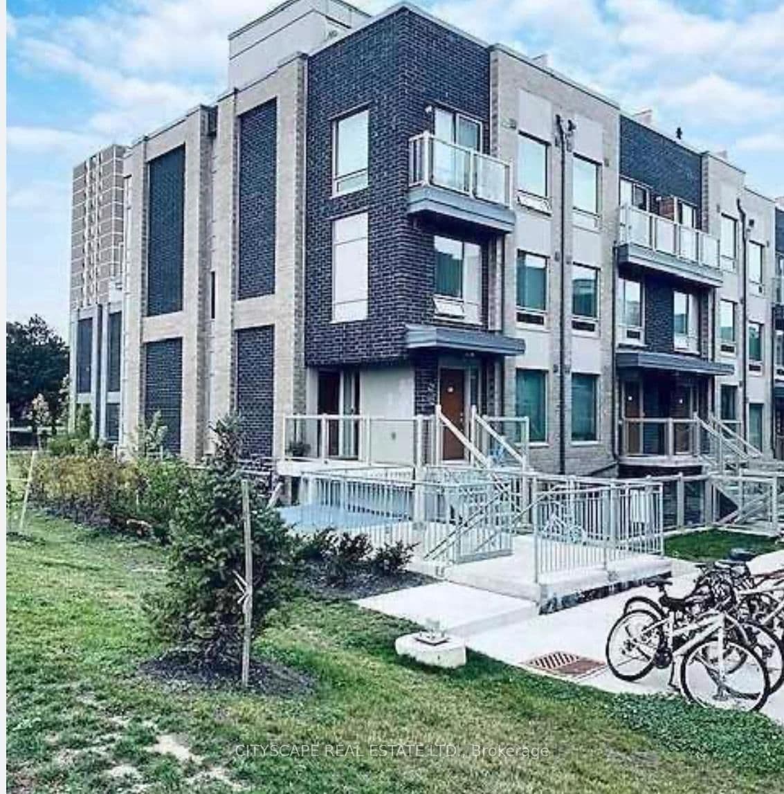 7 Applewood Lane, Unit 213 thumbnail 2