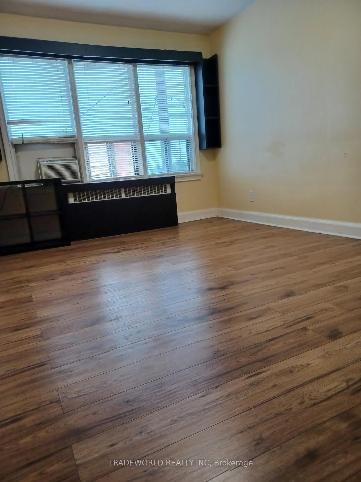 1260 The Queensway thumbnail 5