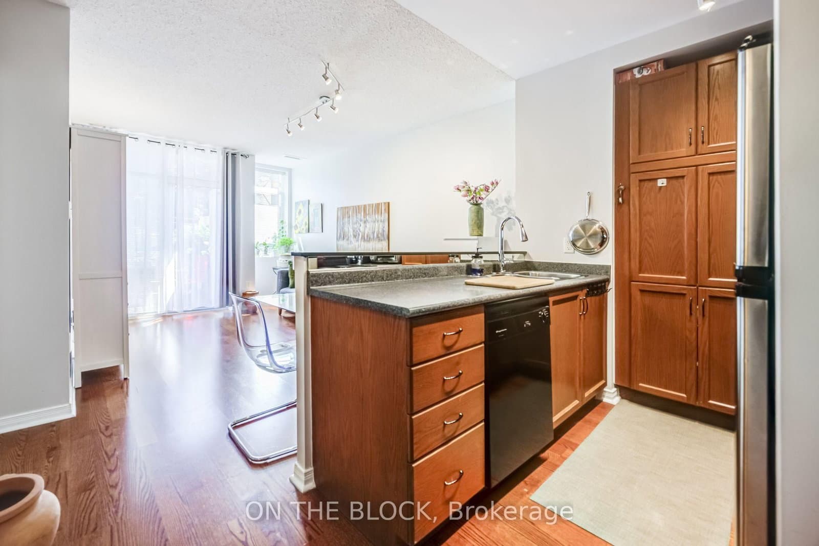 2495 Dundas Street W, Unit 107 thumbnail 15
