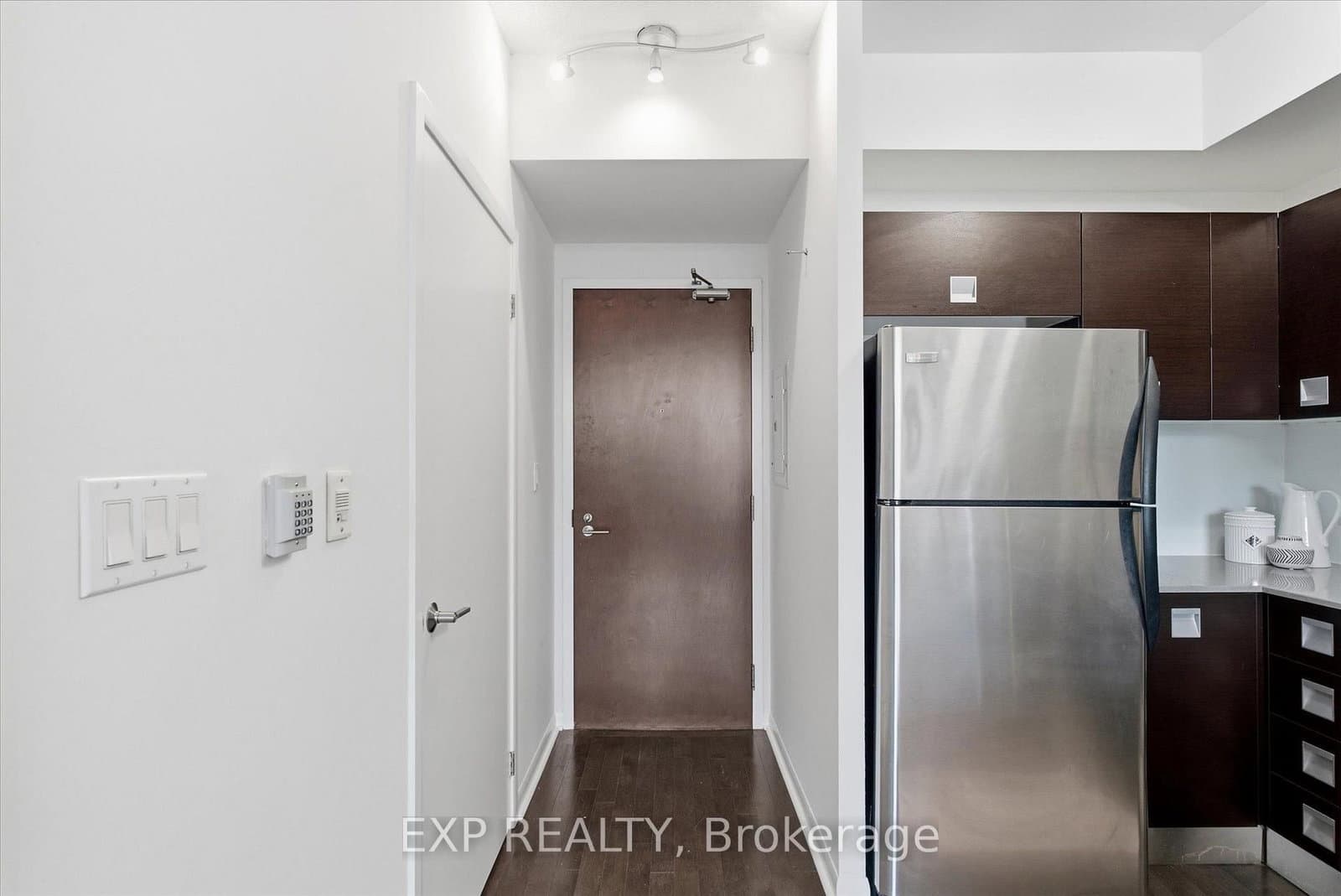 3391 Bloor Street W, Unit 221 thumbnail 2