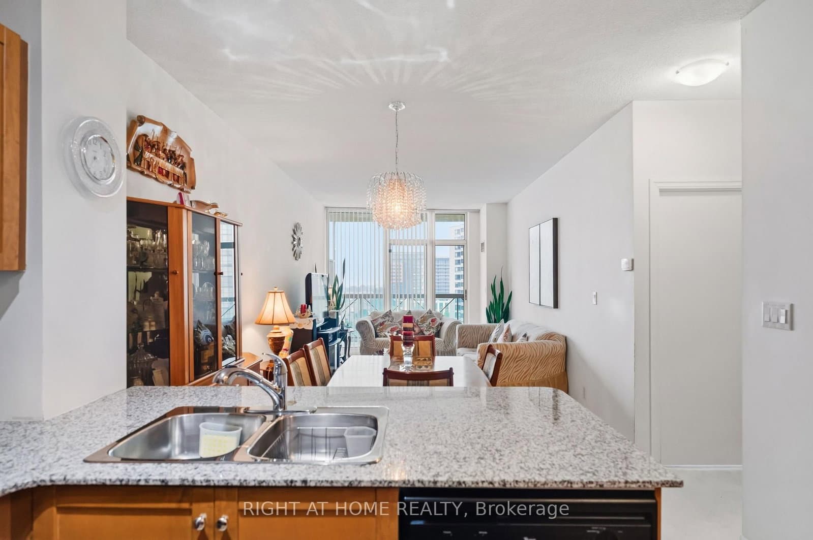 1359 E Rathburn Road E, Unit 1007 thumbnail 6