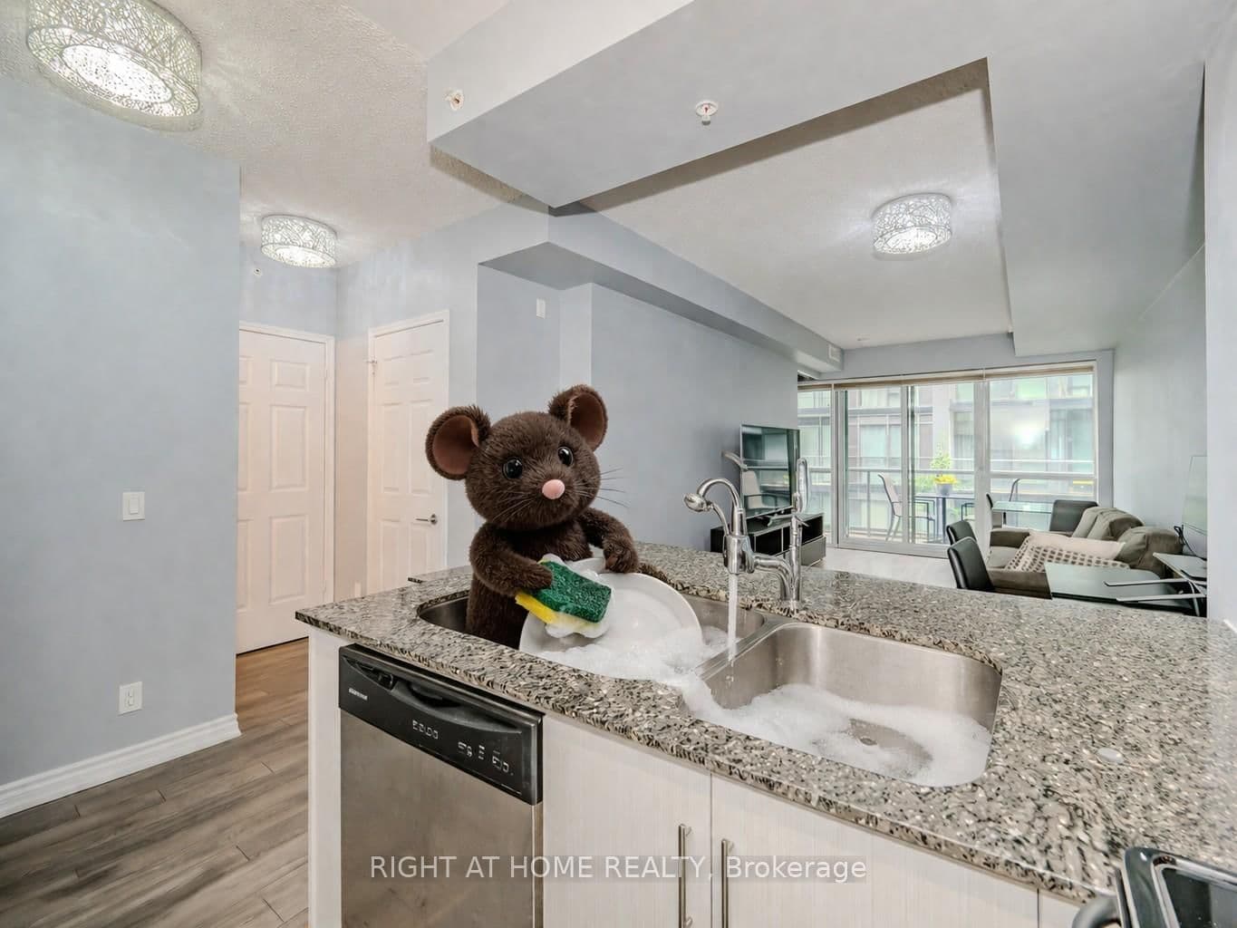 15 James Finlay Way, Unit 917 thumbnail 7