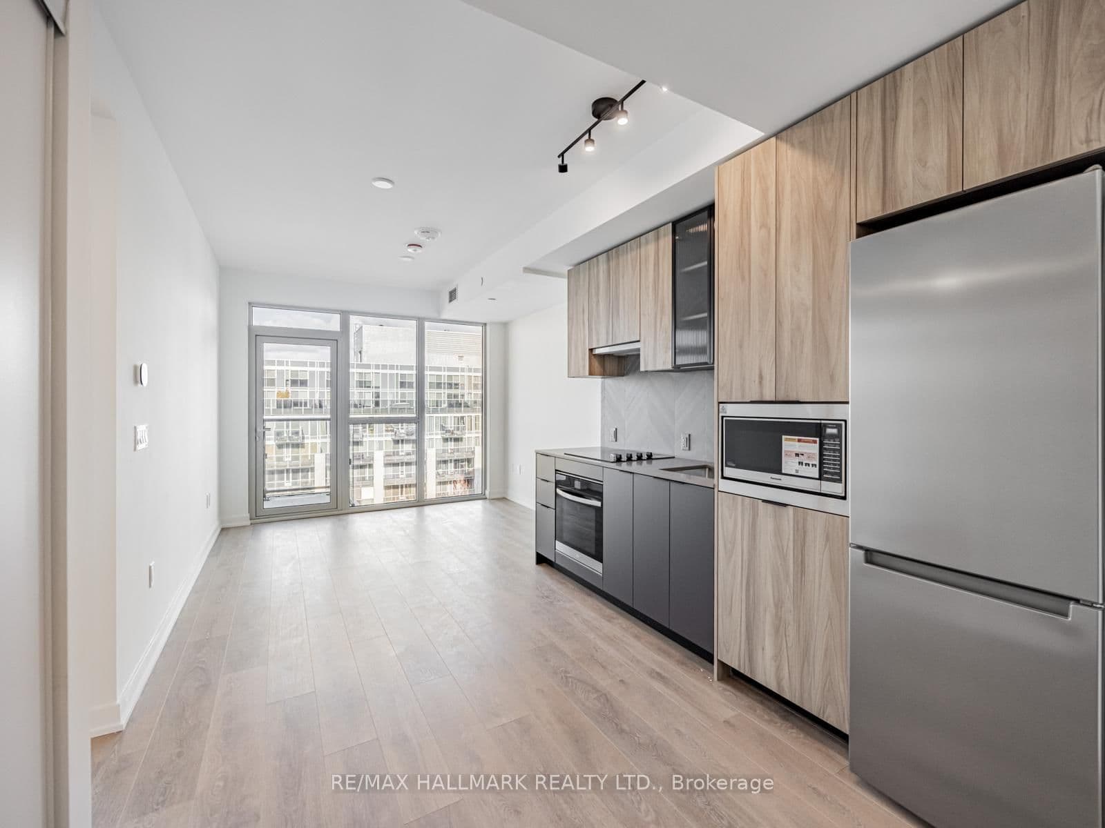 1037 The Queensway, Unit 720 thumbnail 3