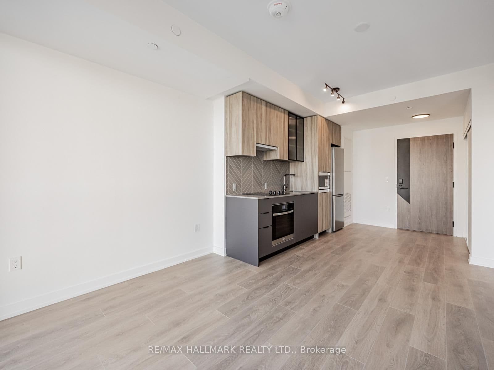 1037 The Queensway, Unit 720 thumbnail 4