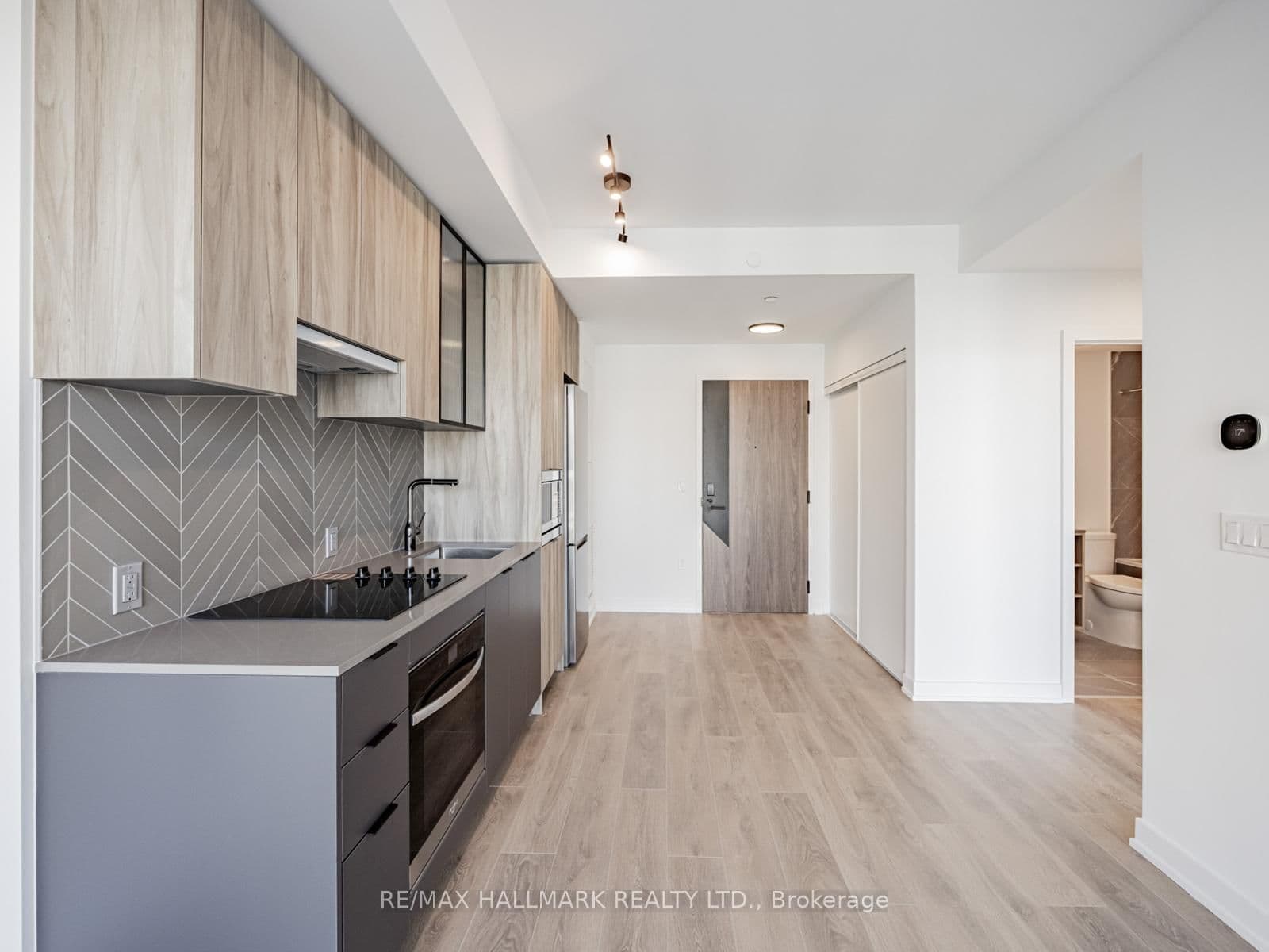 1037 The Queensway, Unit 720 thumbnail 5