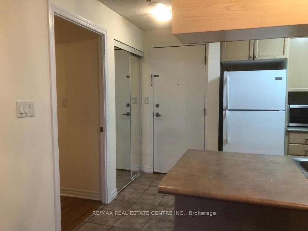 3880 Duke Of York Boulevard, Unit 2409 thumbnail 7