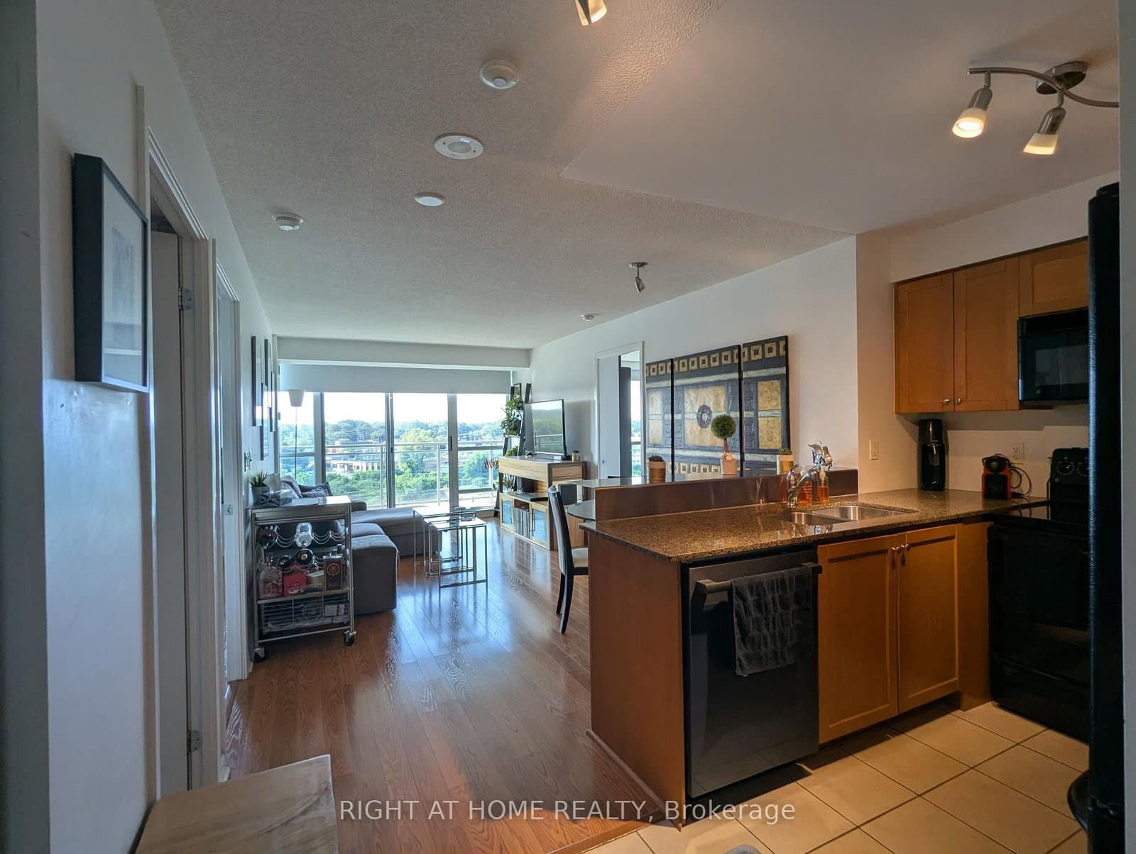 185 Legion Road N, Unit 904 thumbnail 2