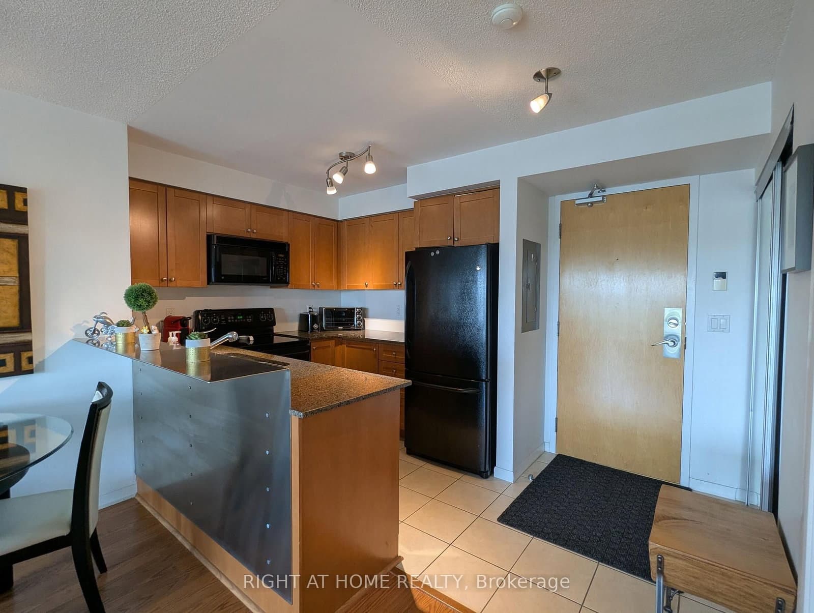 185 Legion Road N, Unit 904 thumbnail 3