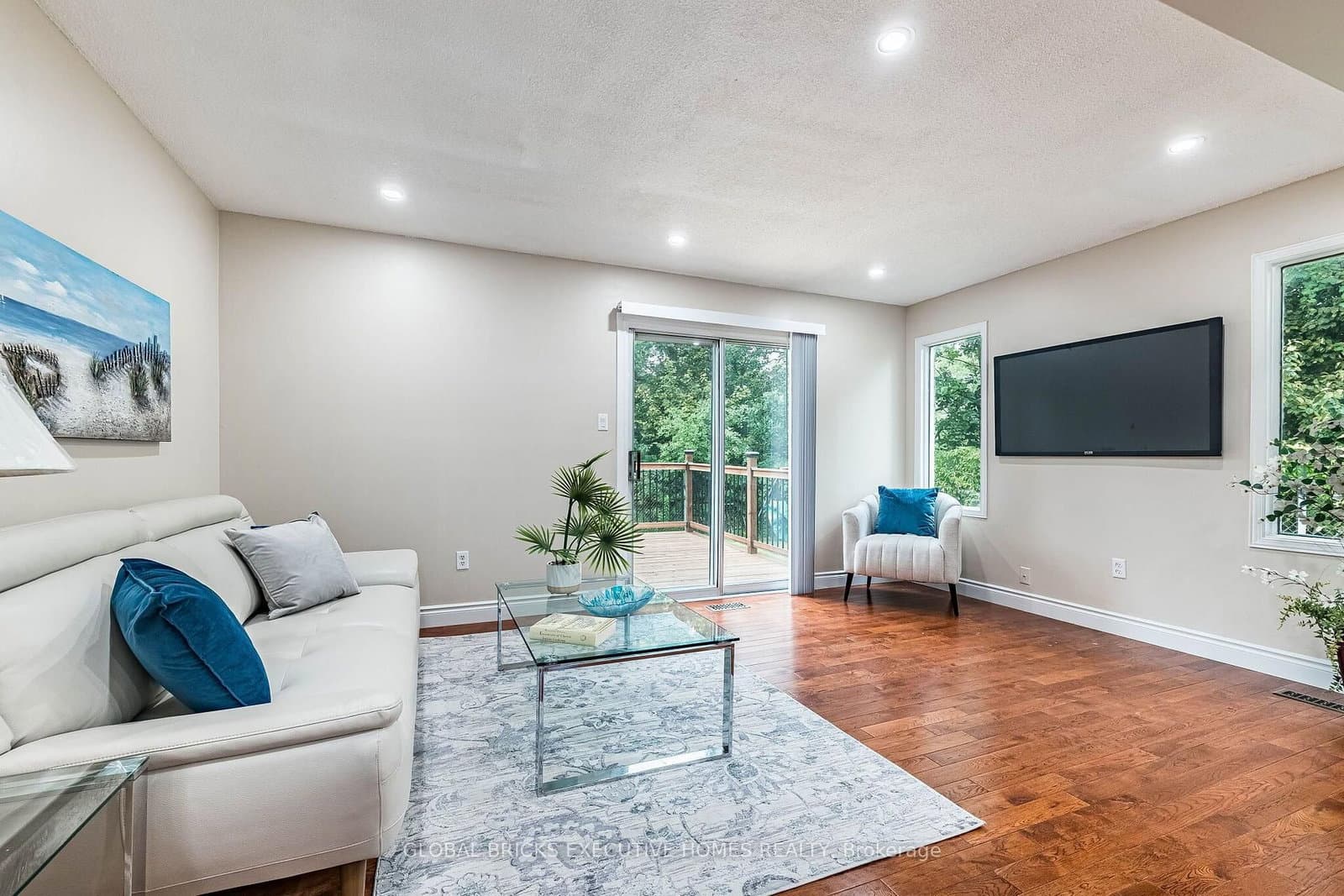 2150 Hunt Crescent thumbnail 11