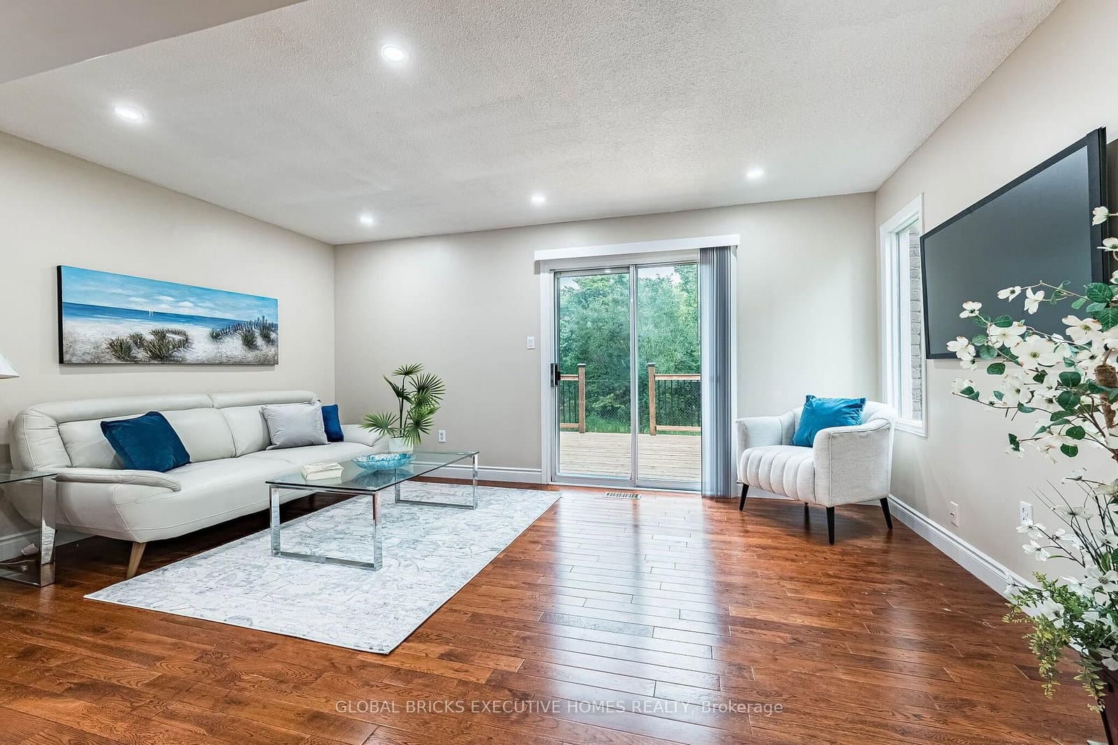 2150 Hunt Crescent thumbnail 12