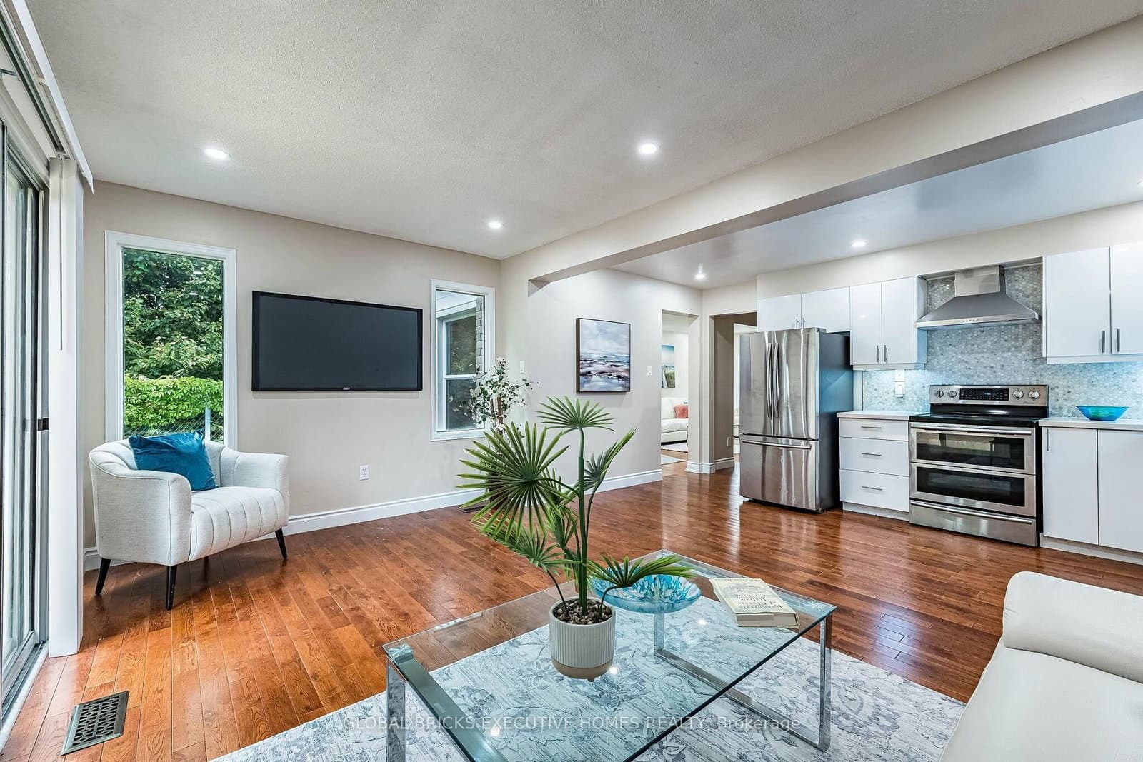 2150 Hunt Crescent thumbnail 14