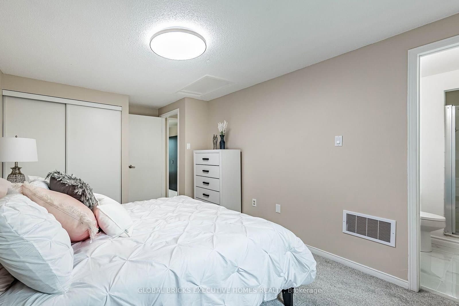 2150 Hunt Crescent thumbnail 27