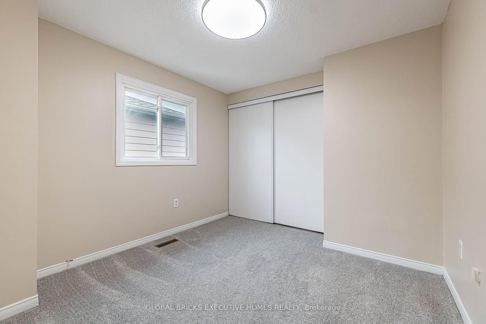 2150 Hunt Crescent thumbnail 29