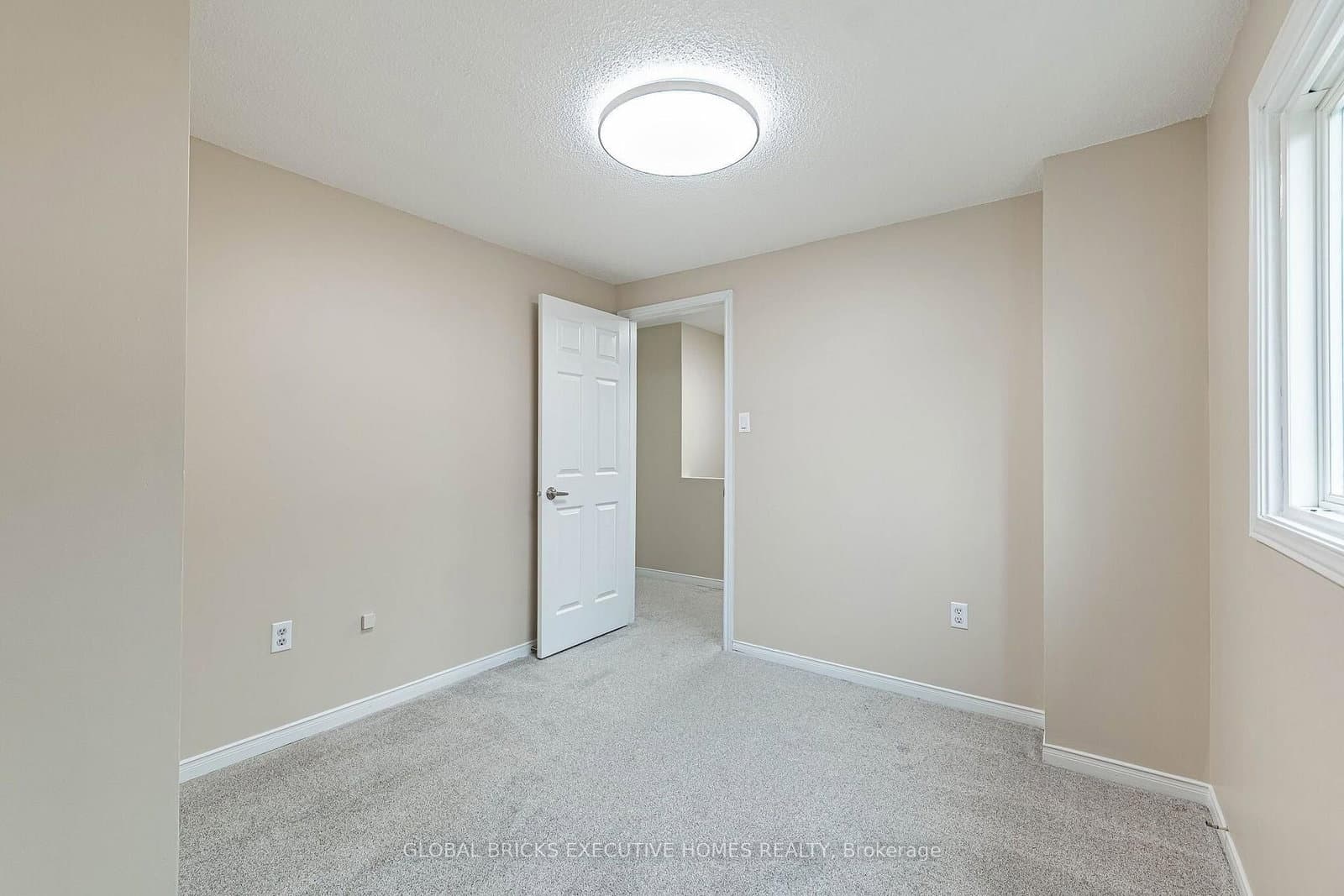 2150 Hunt Crescent thumbnail 30