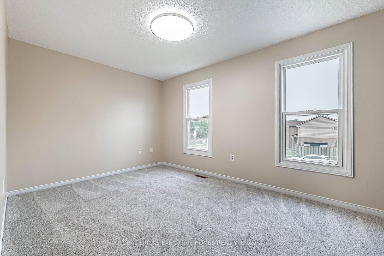 2150 Hunt Crescent thumbnail 32