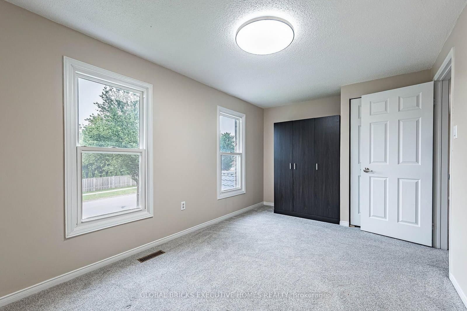 2150 Hunt Crescent thumbnail 34