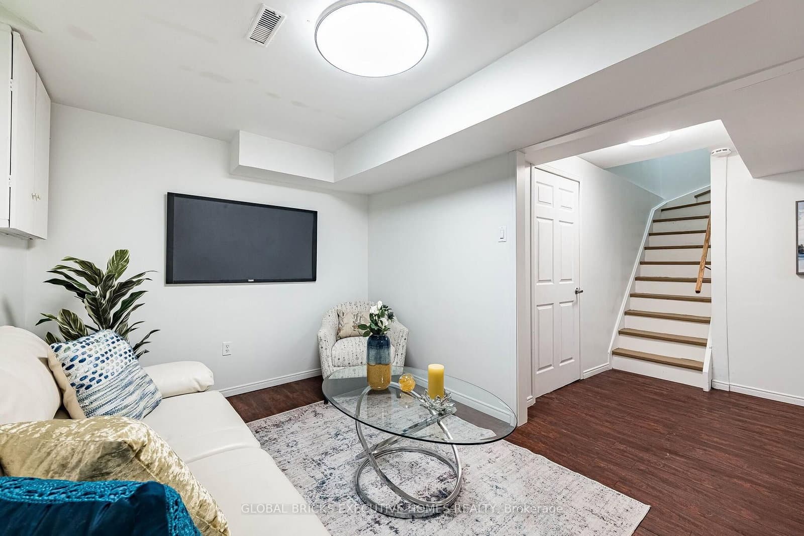 2150 Hunt Crescent thumbnail 37